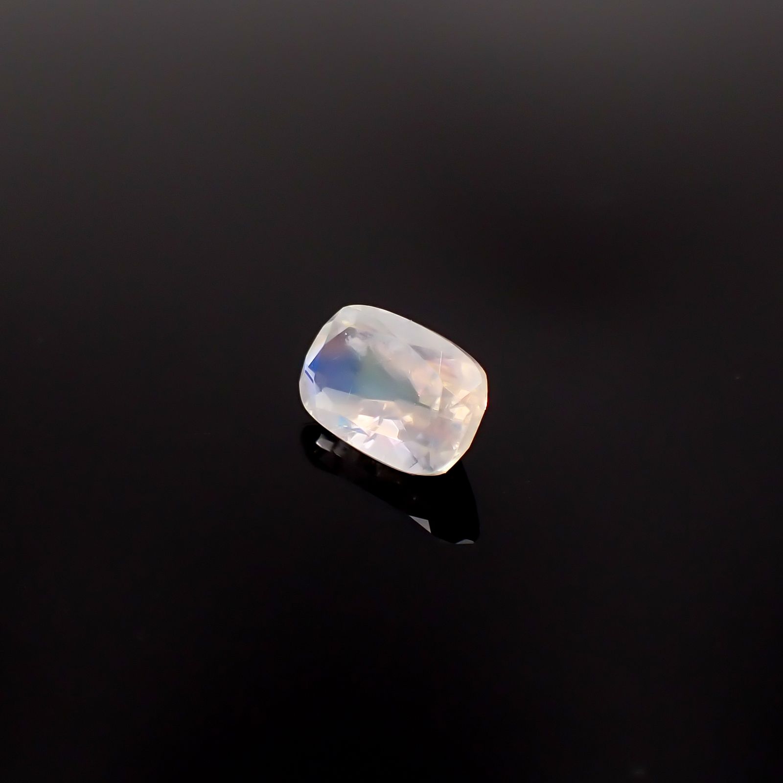 レインボームーンストーン インド・ビハール産 2.73ct / 11.2x7.2mm前後 [260431972]