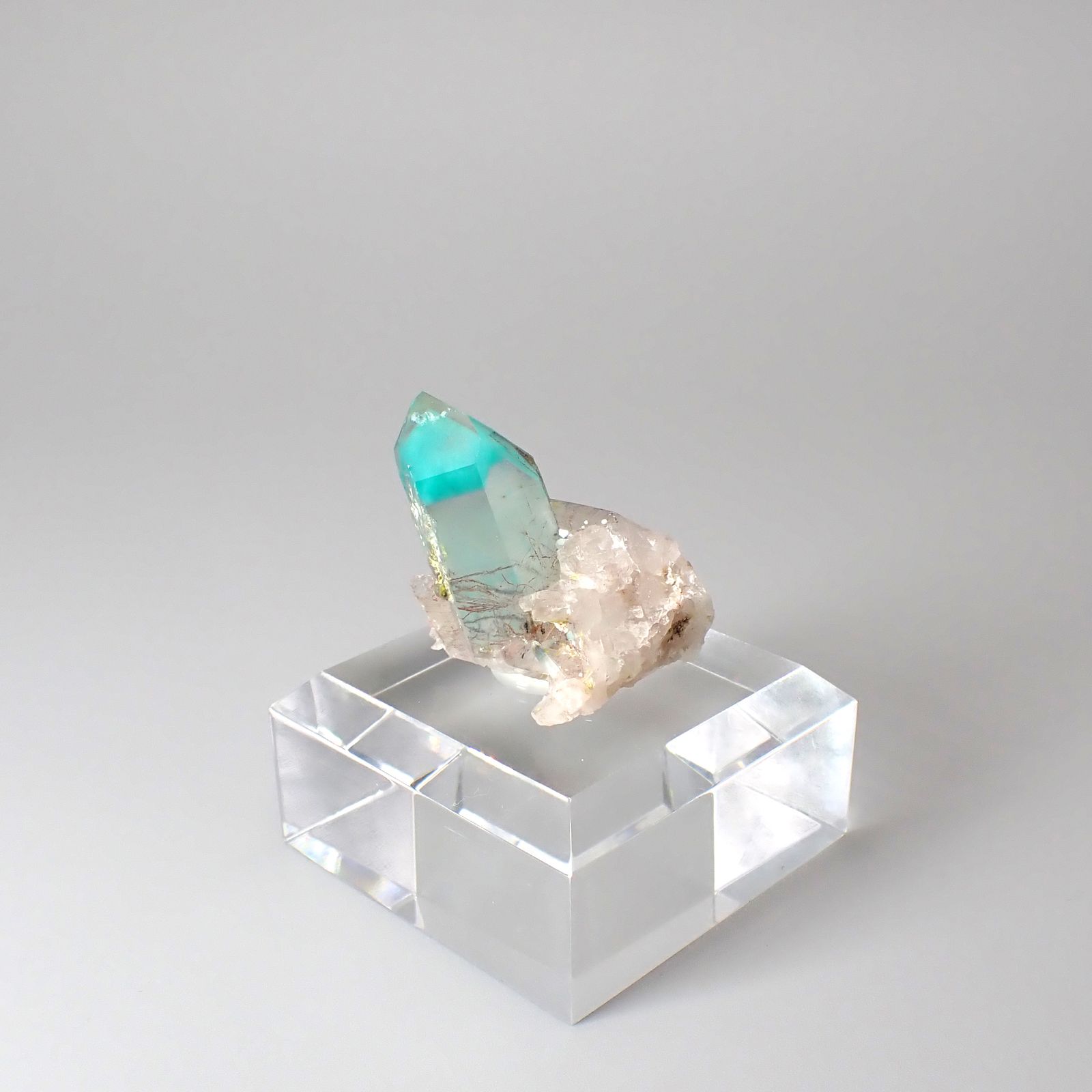 アホイトインクォーツ原石 南アフリカ・メッシーナ鉱山産 アクリル台座付き 55.16ct(11.03g) / 28.3x26.4x28.1mm前後 [260532290]