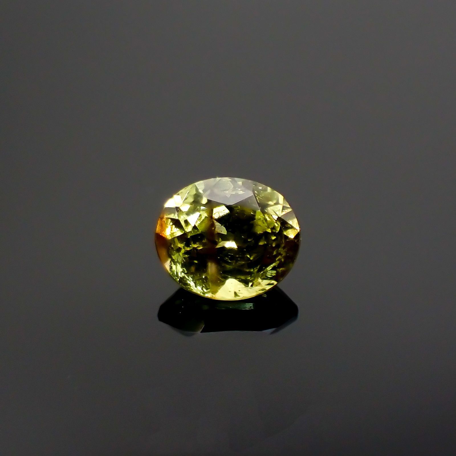 ゴールドシーンサファイア 非加熱(宝石名シーン・サファイア) ケニア産 識別済 0.43ct / 4.7x3.9mm前後 [260812067]
