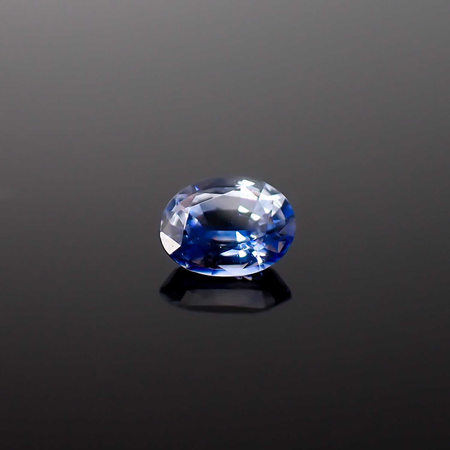 アイスブルーサファイア スリランカ/マダガスカル産 0.37ct / 4.9x3.7mm前後 [260732592]