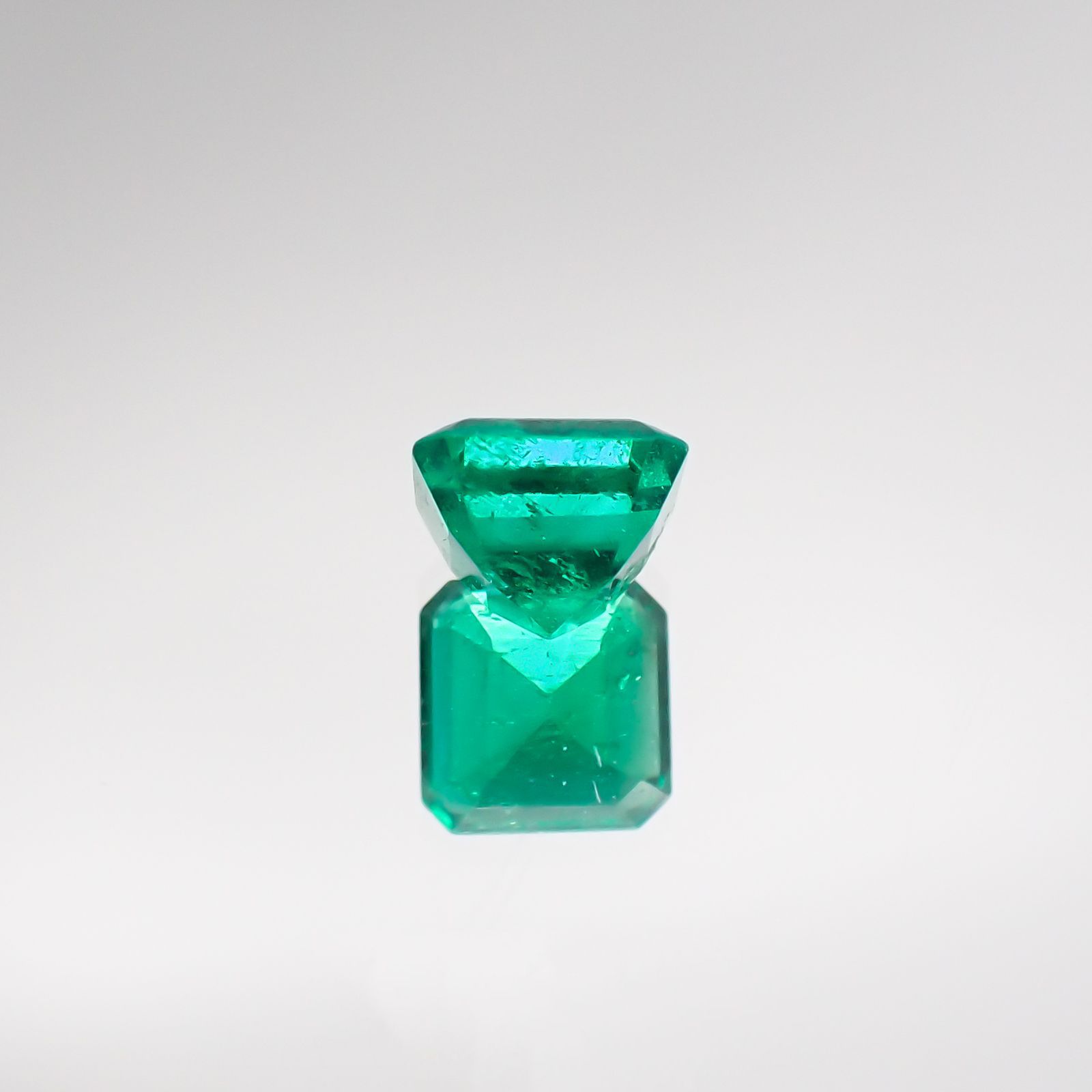 エメラルド(宝石名エメラルド) コロンビア産 0.714ct ソ付(彩珠)[210711709]5.3×5.2mm前後