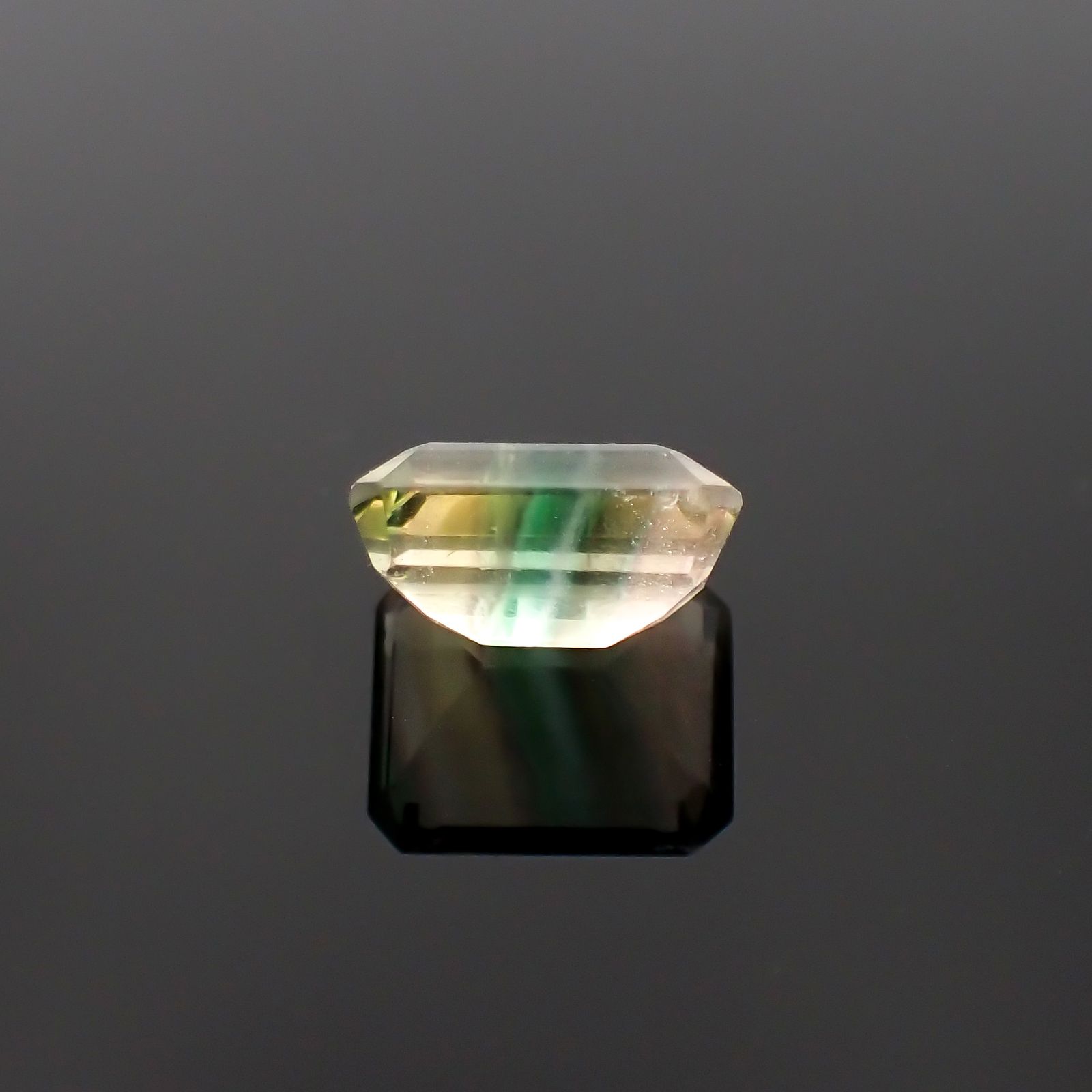 バイカラーフローライト フルオレッセンス ブラジル産 3.73ct[230722975]9.7x7.9mm前後