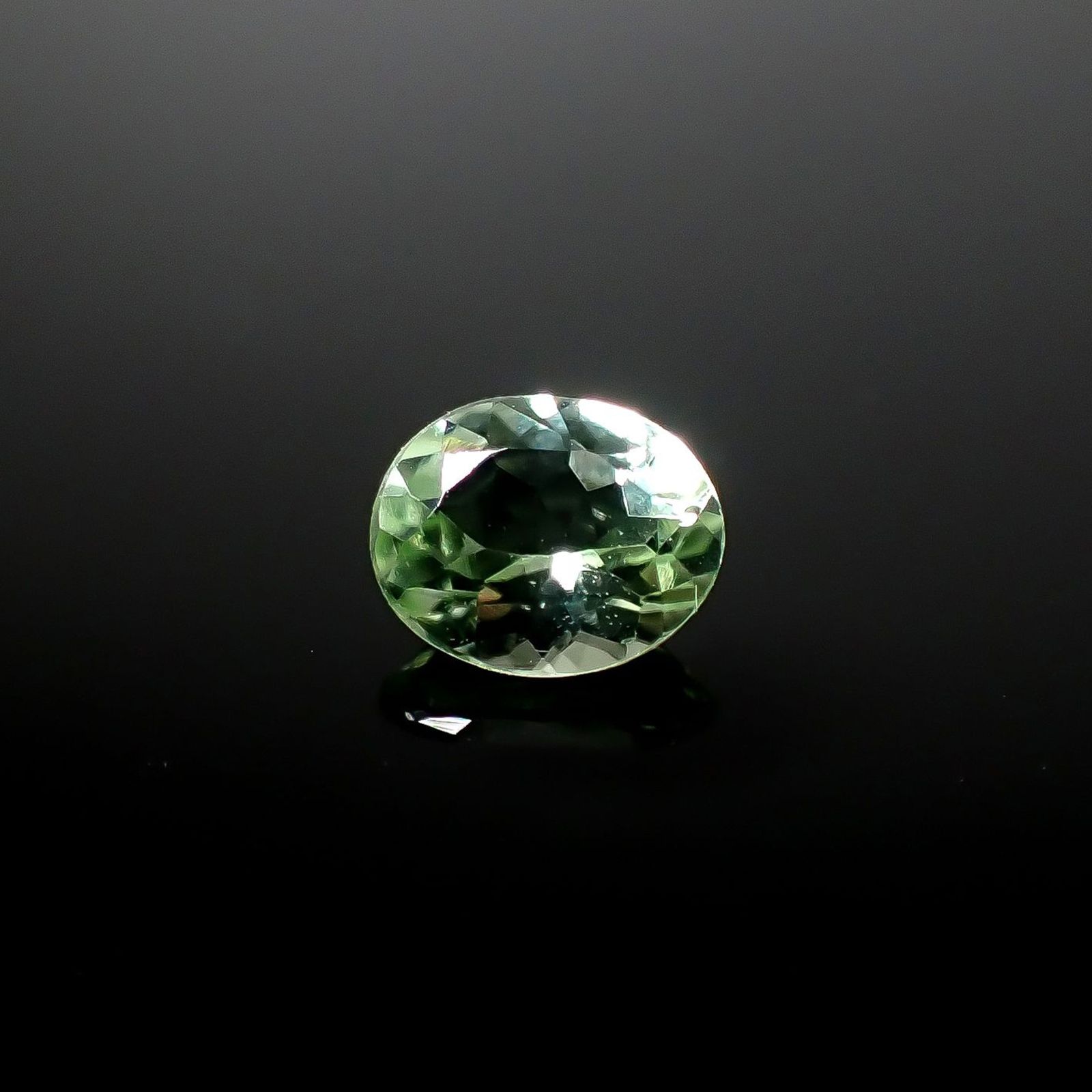 ミントペリドット パキスタン/ノルウェー産 0.40ct / 5.2x4.2mm前後 [250730640]