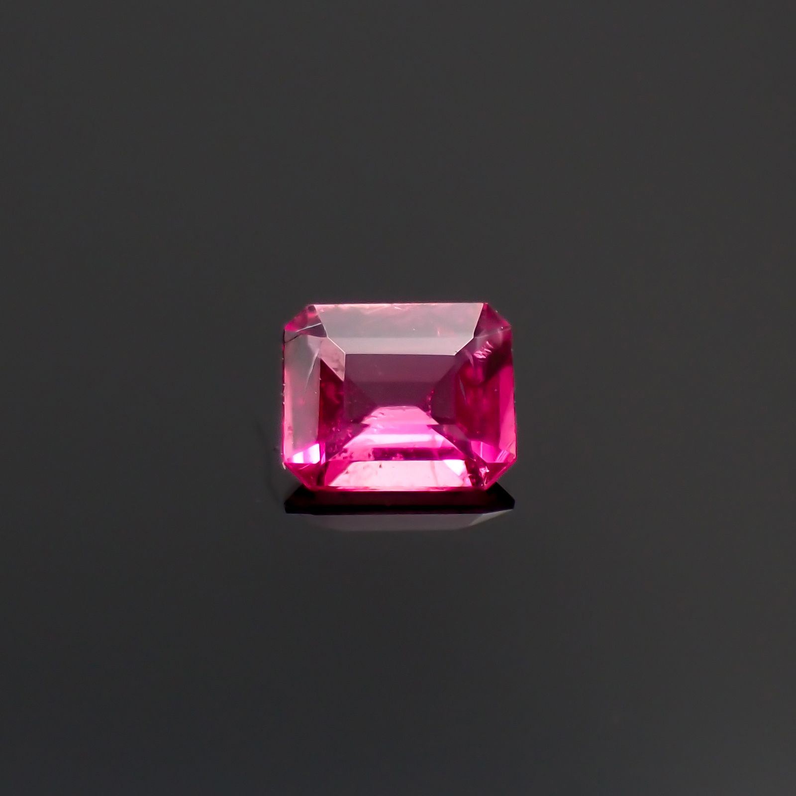 レッドベリル(宝石名レッド・ベリル)アメリカ・ユタ州ワーワーマウンテン産 0.112ct ソ付(彩珠)[231124073]3.4x2.8mm前後