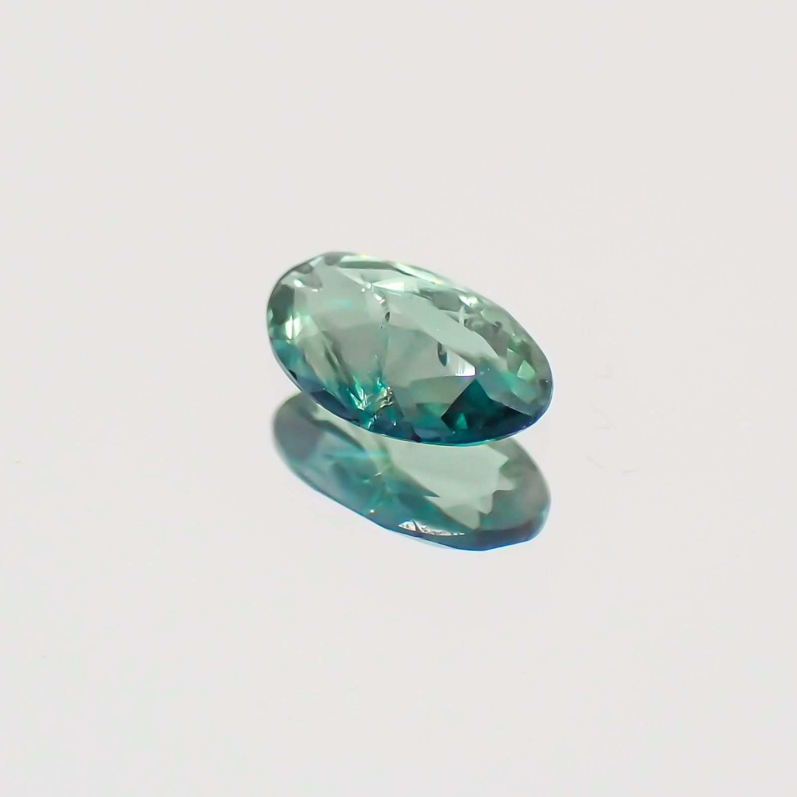 アレキサンドライト(宝石名アレキサンドライト)ブラジル・ミナスジェライス州ヘマチタ鉱山産 0.1ct 識別済[231023806]4x2.5mm前後