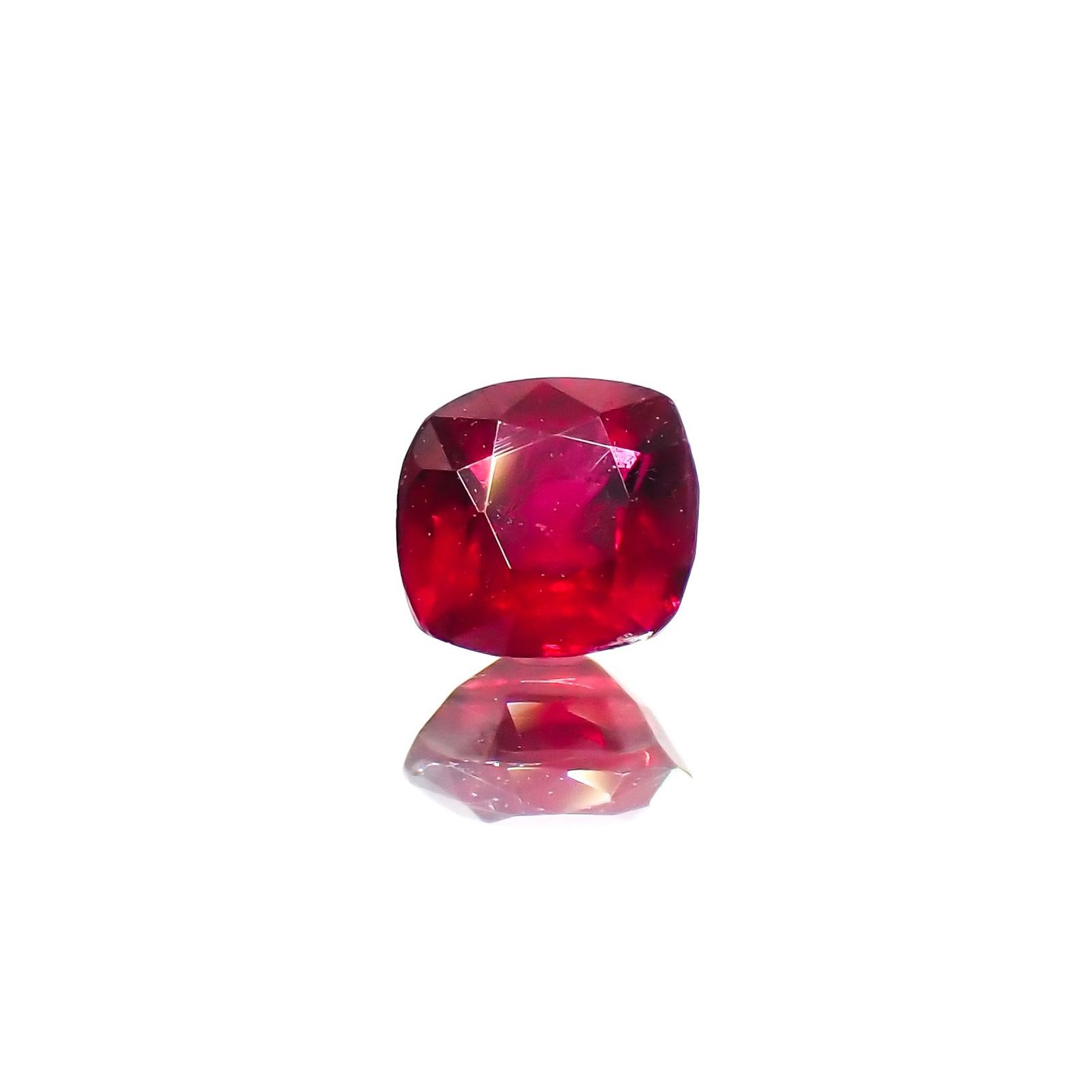 ルビー 非加熱 マダガスカル産 0.28ct / 3.7x3.5mm前後 [230622342]