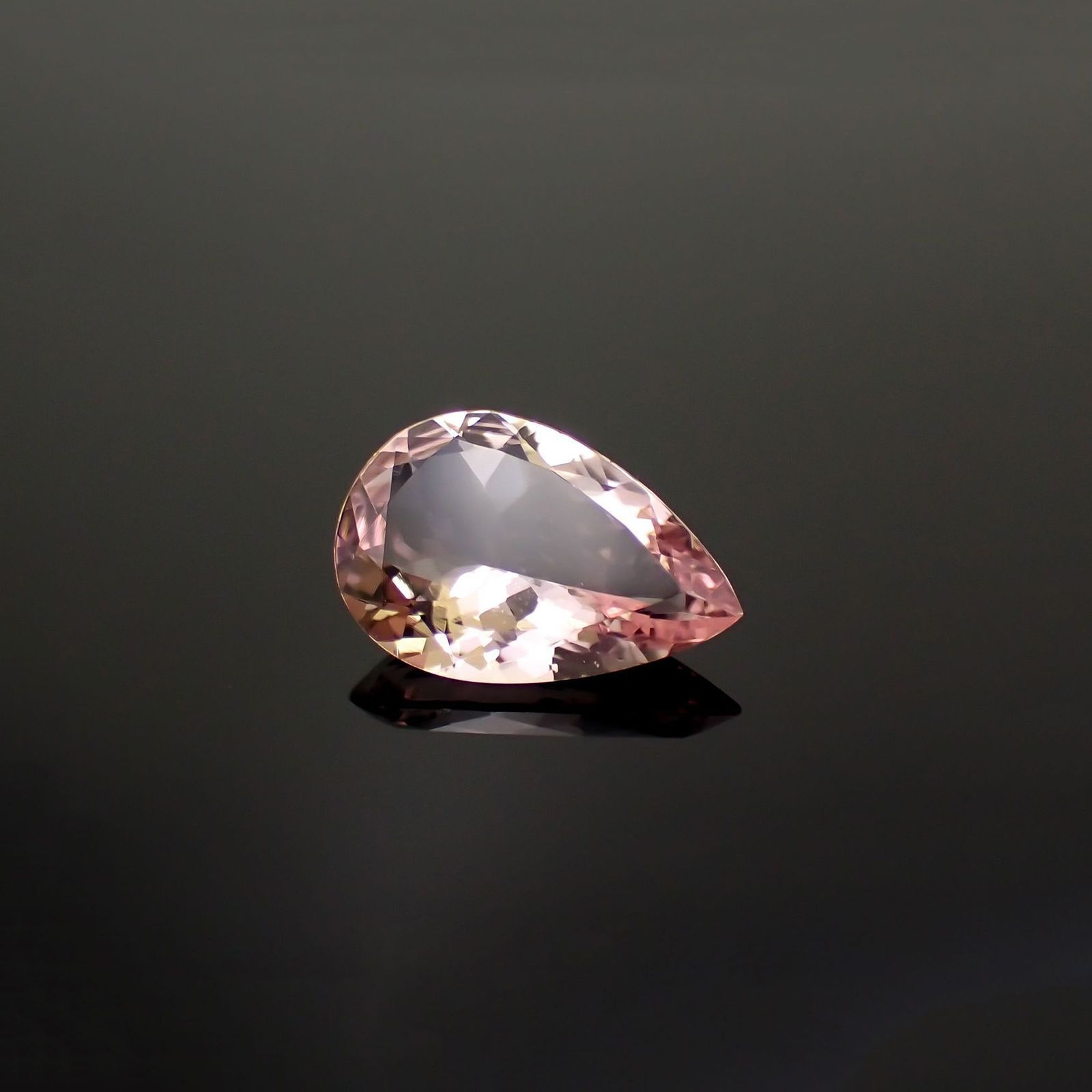 モルガナイト(宝石名モルガナイト)ナイジェリア産 ソ付(日独) 2.525ct / 12.93x8.71mm前後 [221018879]