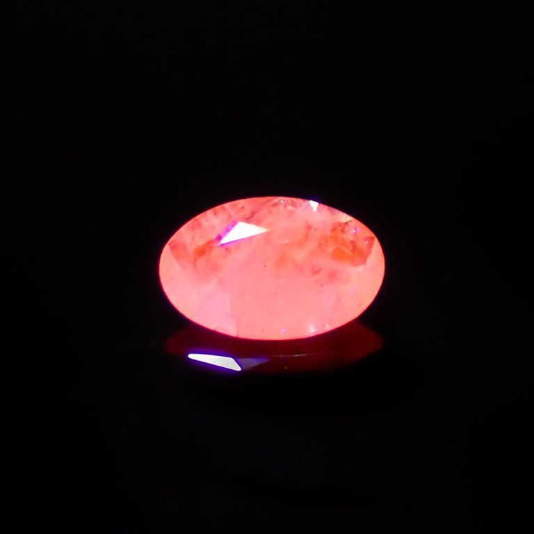 ツグツパイト テネブレッセンス(宝石名タグトゥパイト)グリーンランド産 0.190ct ソ付(彩珠)[221119078]5.4x3.5mm前後