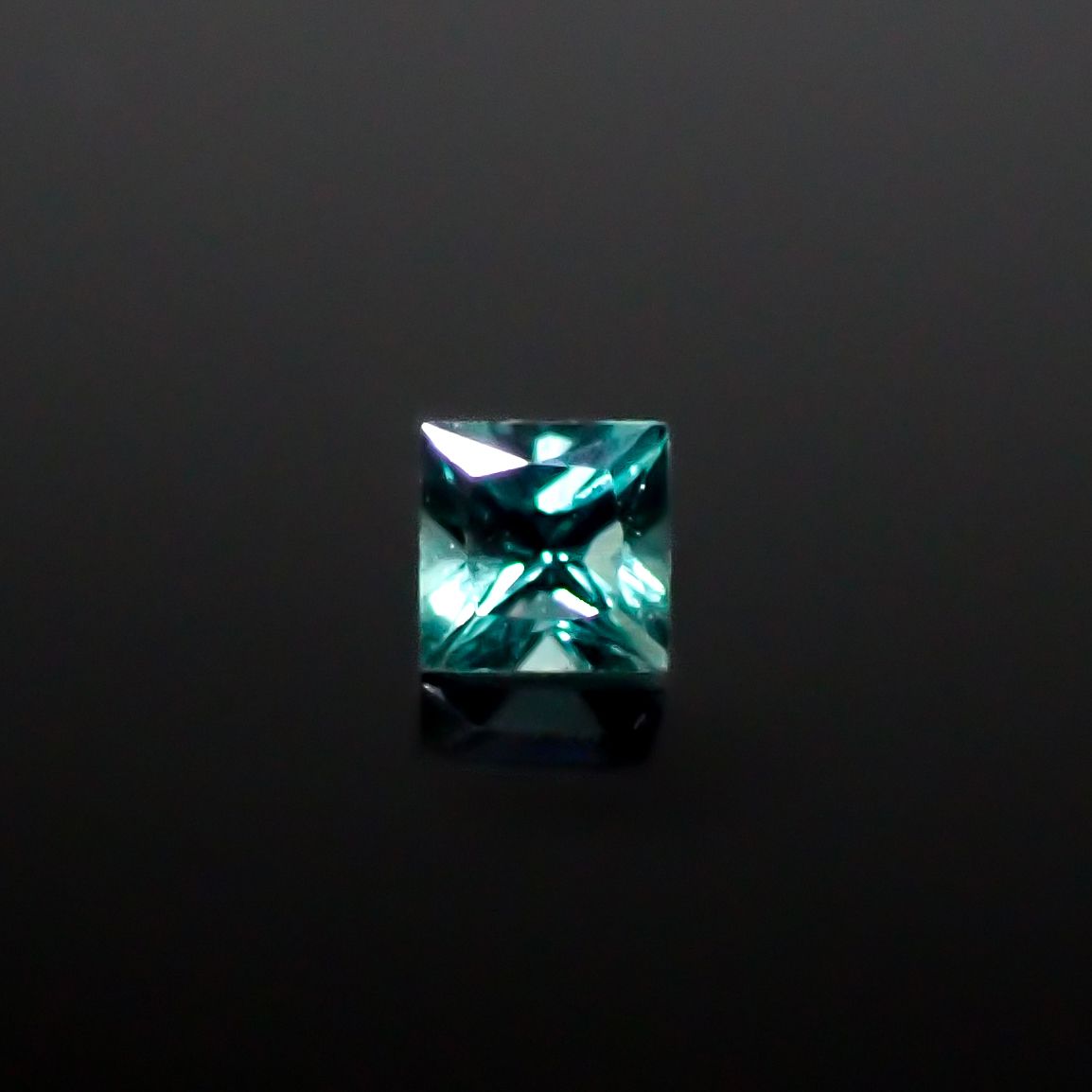 ◇プリンセスカット◇ベキリーブルーガーネット（カラーチェンジガーネット アレキタイプ） マダガスカル・ベキリー産 0.058ct [241229623]2x2mm前後