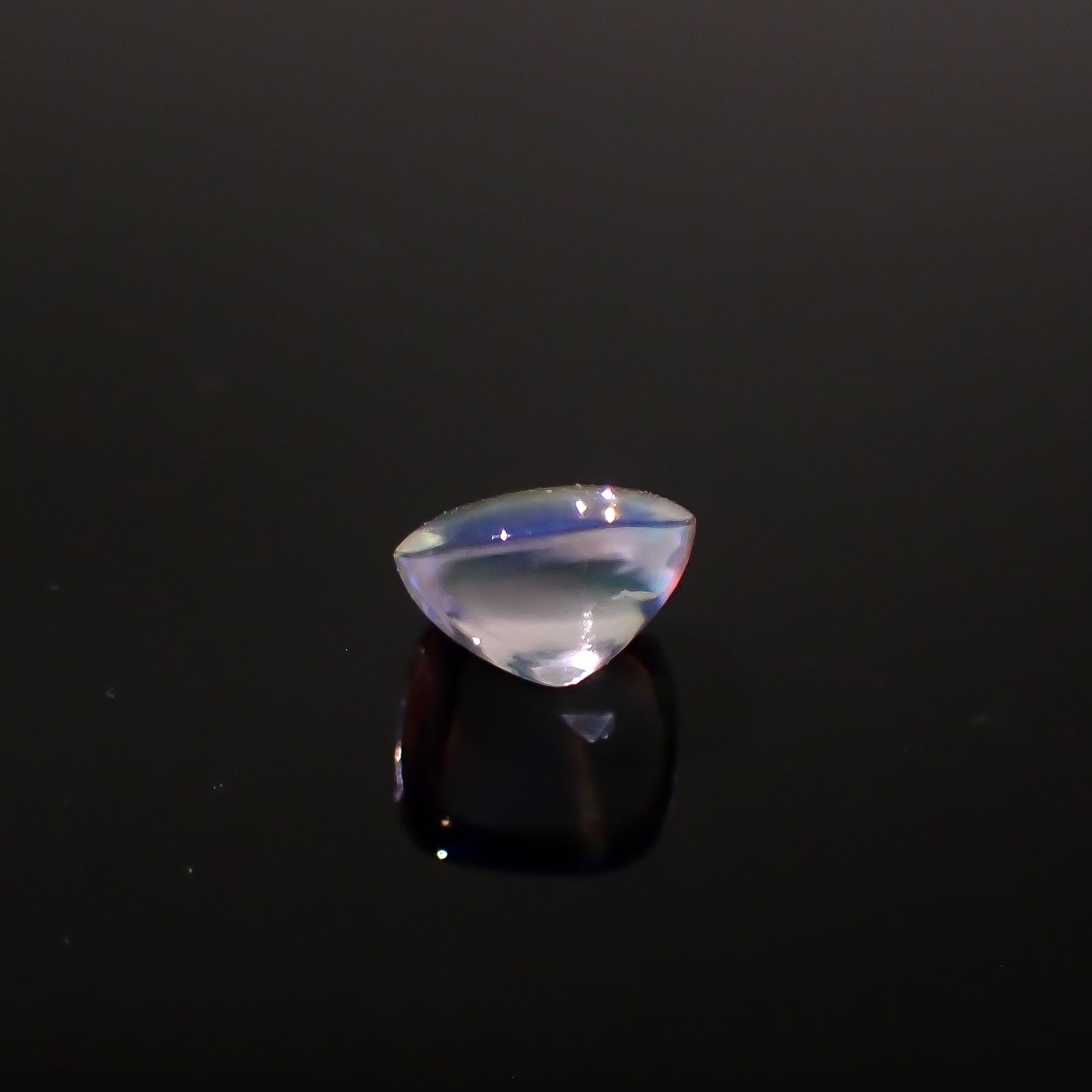 ◇バフカット◇レインボームーンストーン(宝石名ラブラドライト)マダガスカル産 1.565ct ソ付(彩珠)[240427205]7x6.8mm前後