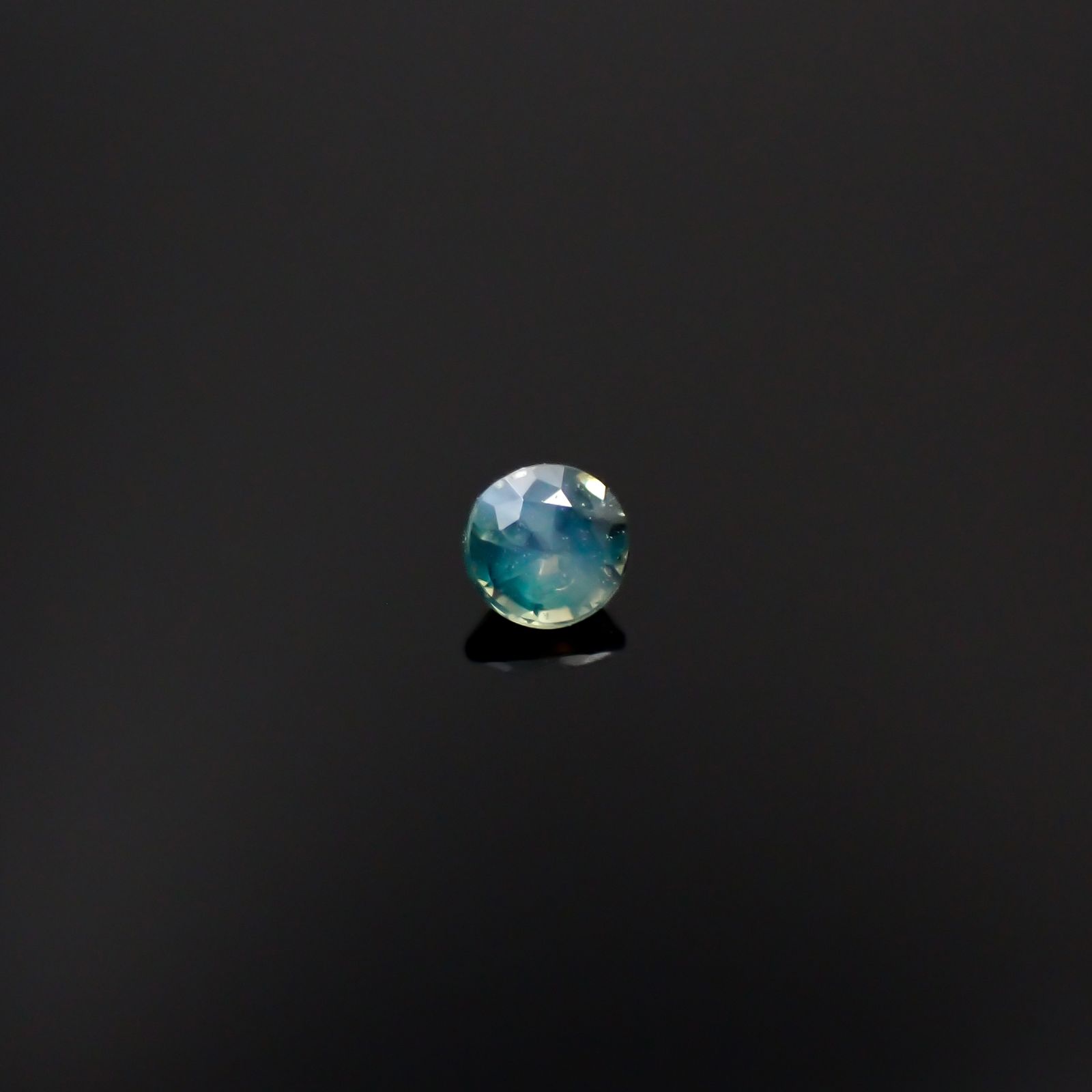 アレキサンドライトキャッツアイ ブラジル産/EmeraldMains社製 0.042ct[240527601]2.1x2.1mm前後