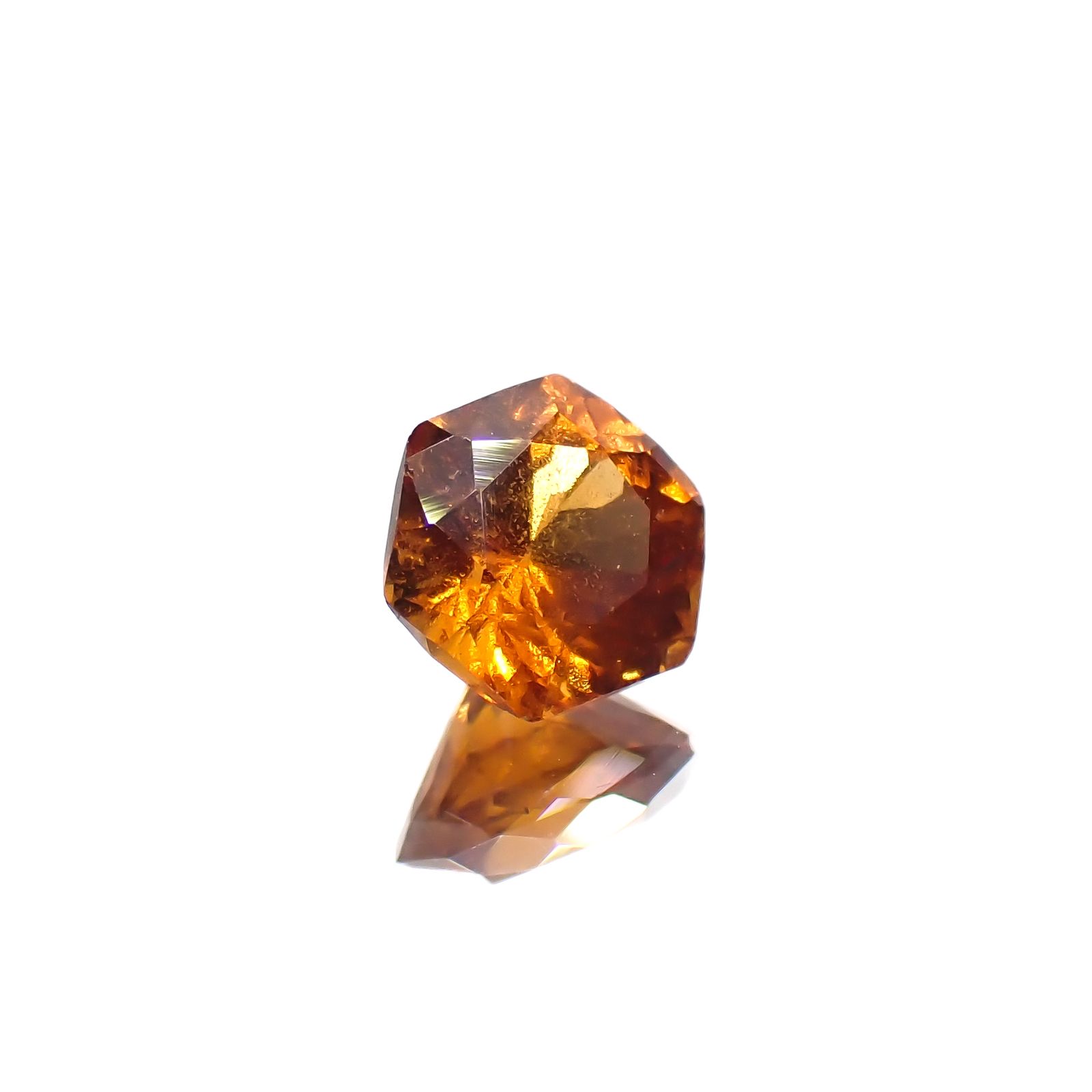 ◇ヘキサゴンカット◇ヘソナイトガーネット(宝石名ガーネット)スリランカ産 0.92ct 識別済[230421608]5.6x5.5mm前後