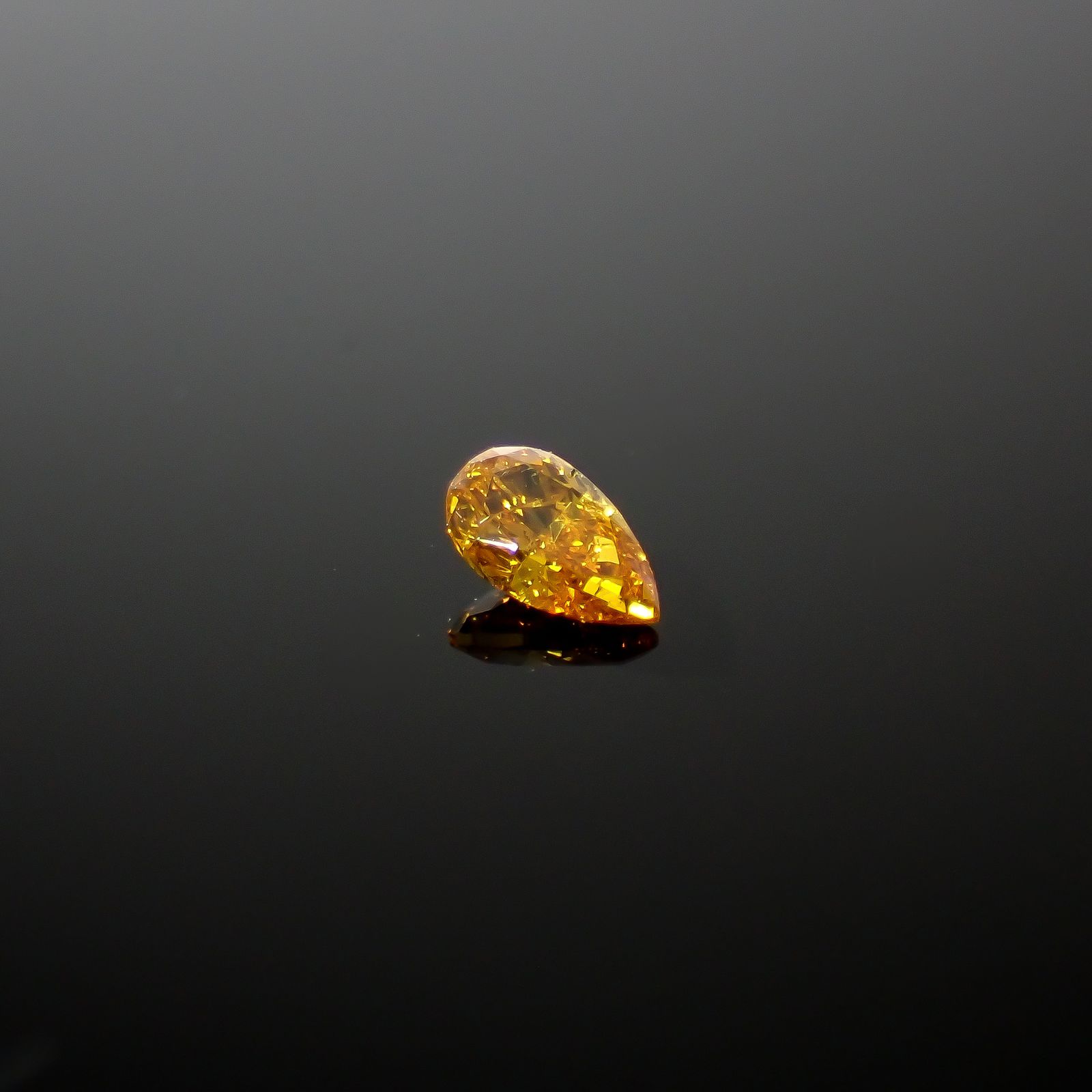 イエローダイヤモンド(宝石名ダイアモンド I-1/FANCY VIVID ORANGE YELLOW) 0.098ct ソ付(CGL)[240427042]3.87x2.26mm前後