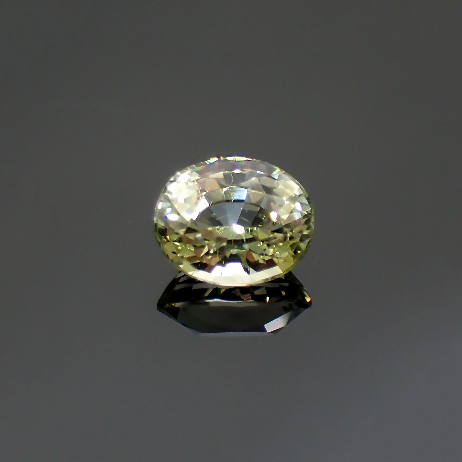 グリーントルマリン(宝石名トルマリン) ルワンダ産 ソ付(彩珠) 1.376ct / 7.6x6.2mm前後 [211013637]