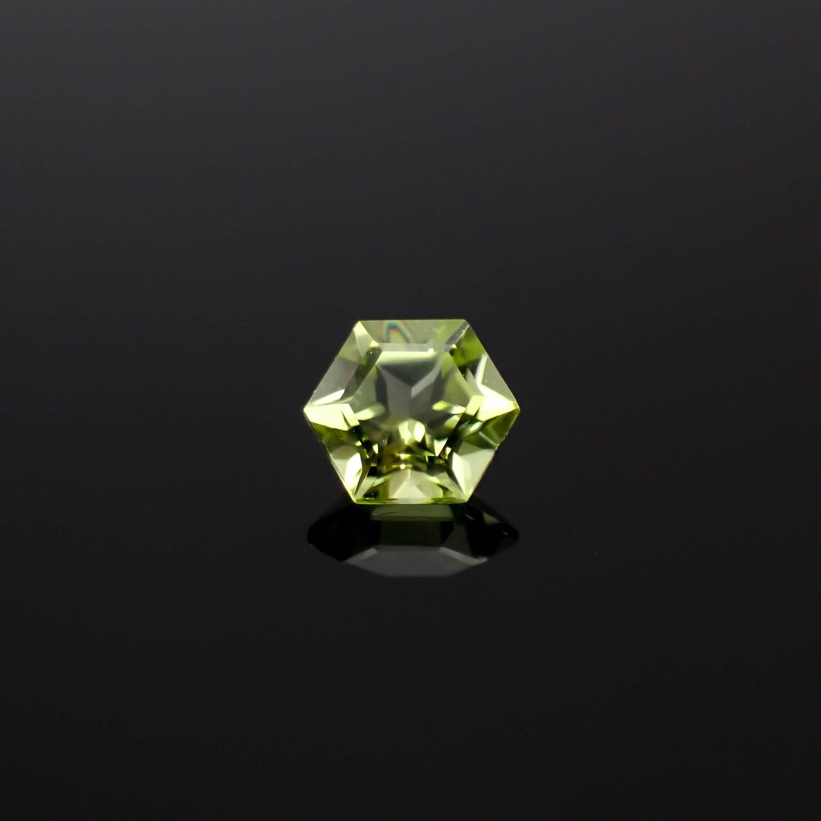 ◇ヘキサゴンカット◇ペリドット(宝石名ペリドット)アメリカ産 0.30ct 識別済[250330111]4x3.9mm前後