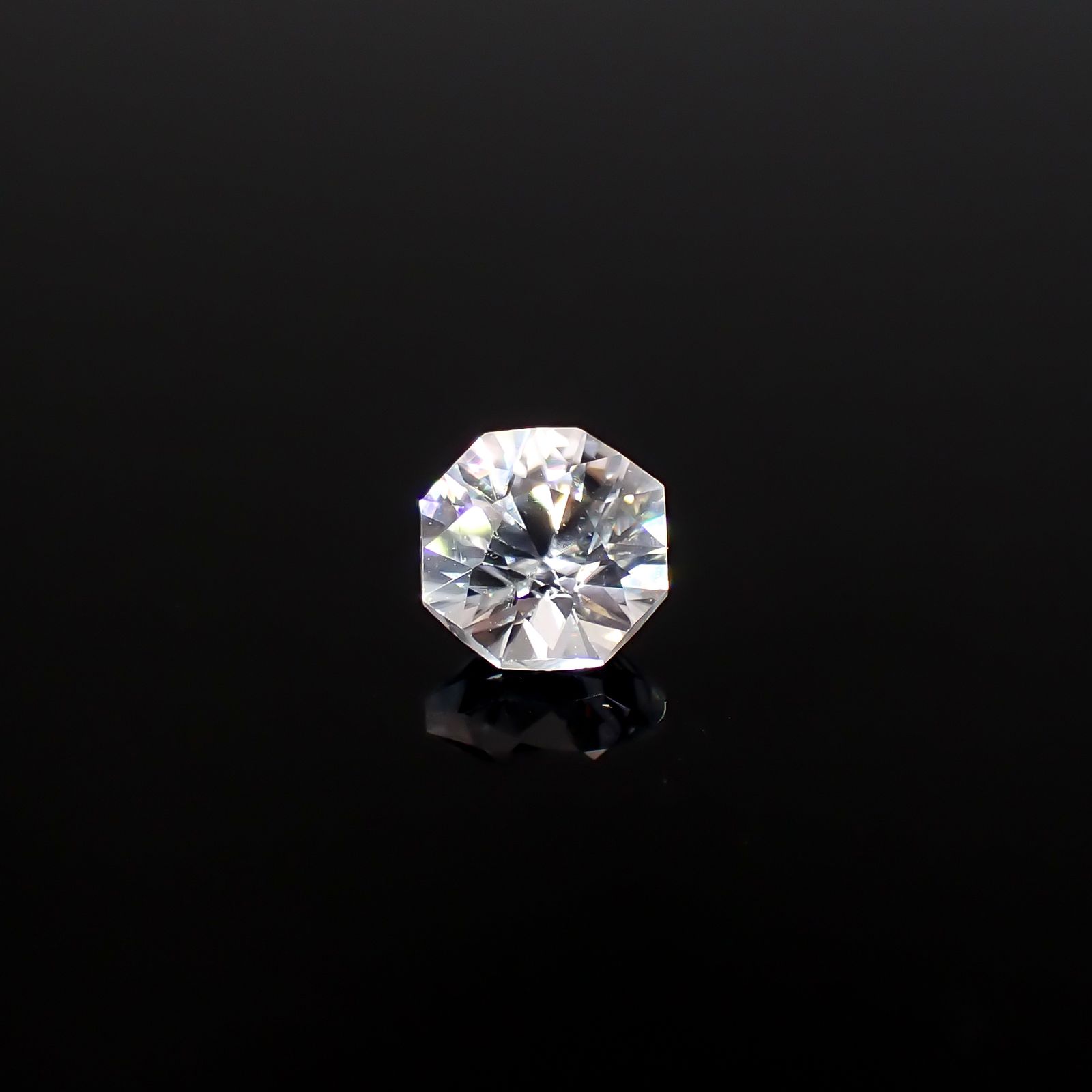 ◇オクタゴンカット◇カラーレスジルコン(宝石名ホワイト・ジルコン)スリランカ/カンボジア産 識別済 0.88ct / 5x5mm前後 [251231385]