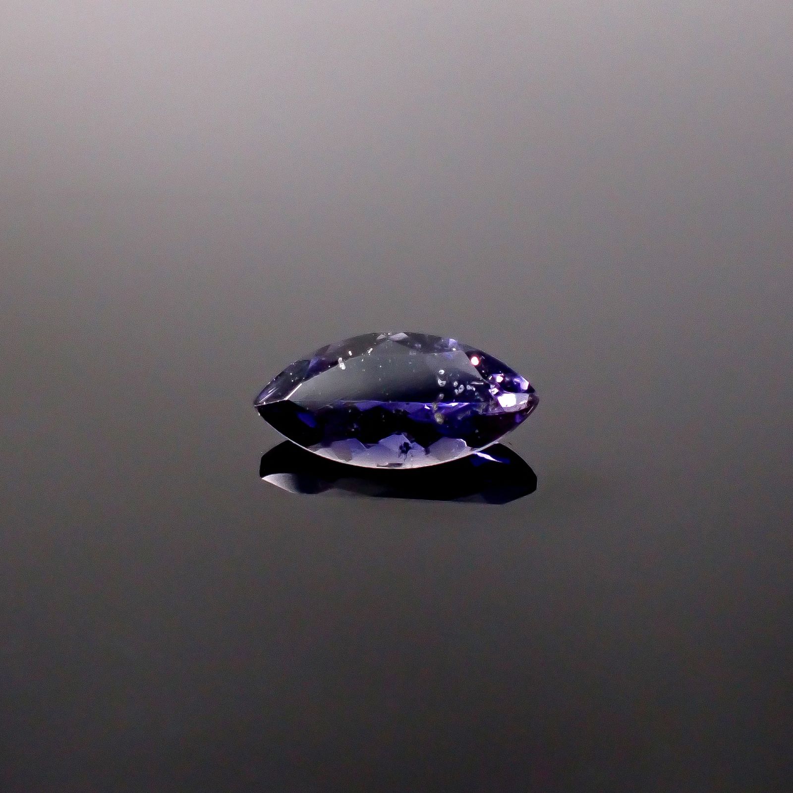 アイオライトサンストーン インド/ブラジル産 0.78ct / 10.1x4.9mm前後 [260231670]