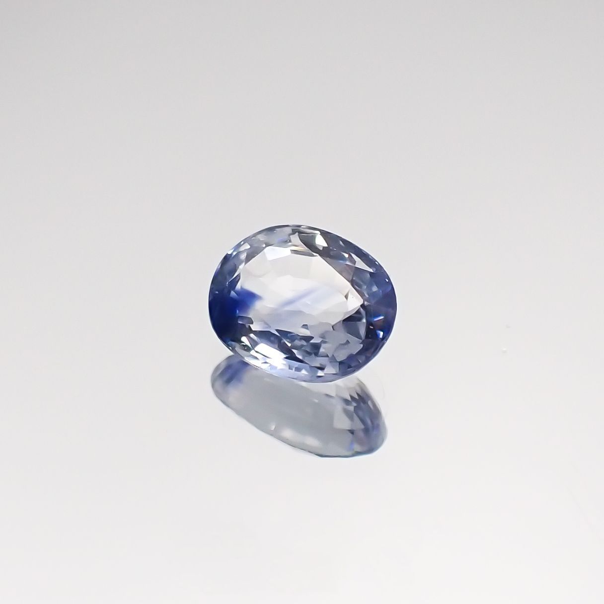 アイスブルーサファイア(宝石名ブルー・サファイア) スリランカ/マダガスカル産 0.43ct 識別済[210711172]5.1×4mm前後