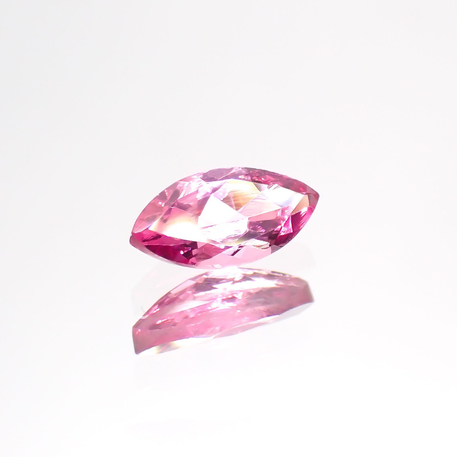 ホットピンクスピネル(宝石名ピンク・スピネル)タンザニア産 0.45ct 識別済[230823038]7.2x3.5mm前後