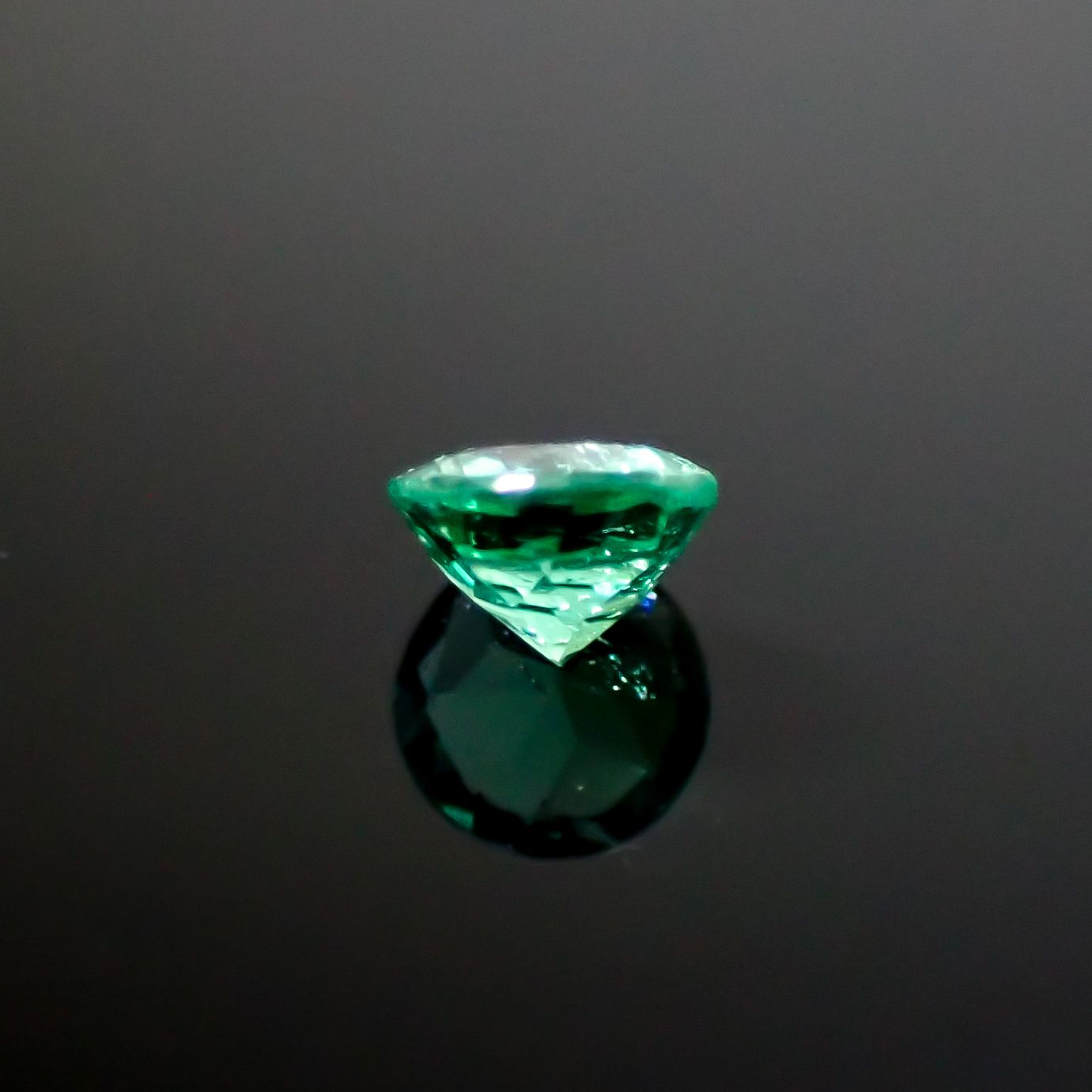 パライバトルマリン ブラジル・キントス鉱山産 0.18ct [241229542]3.5x3.5mm前後