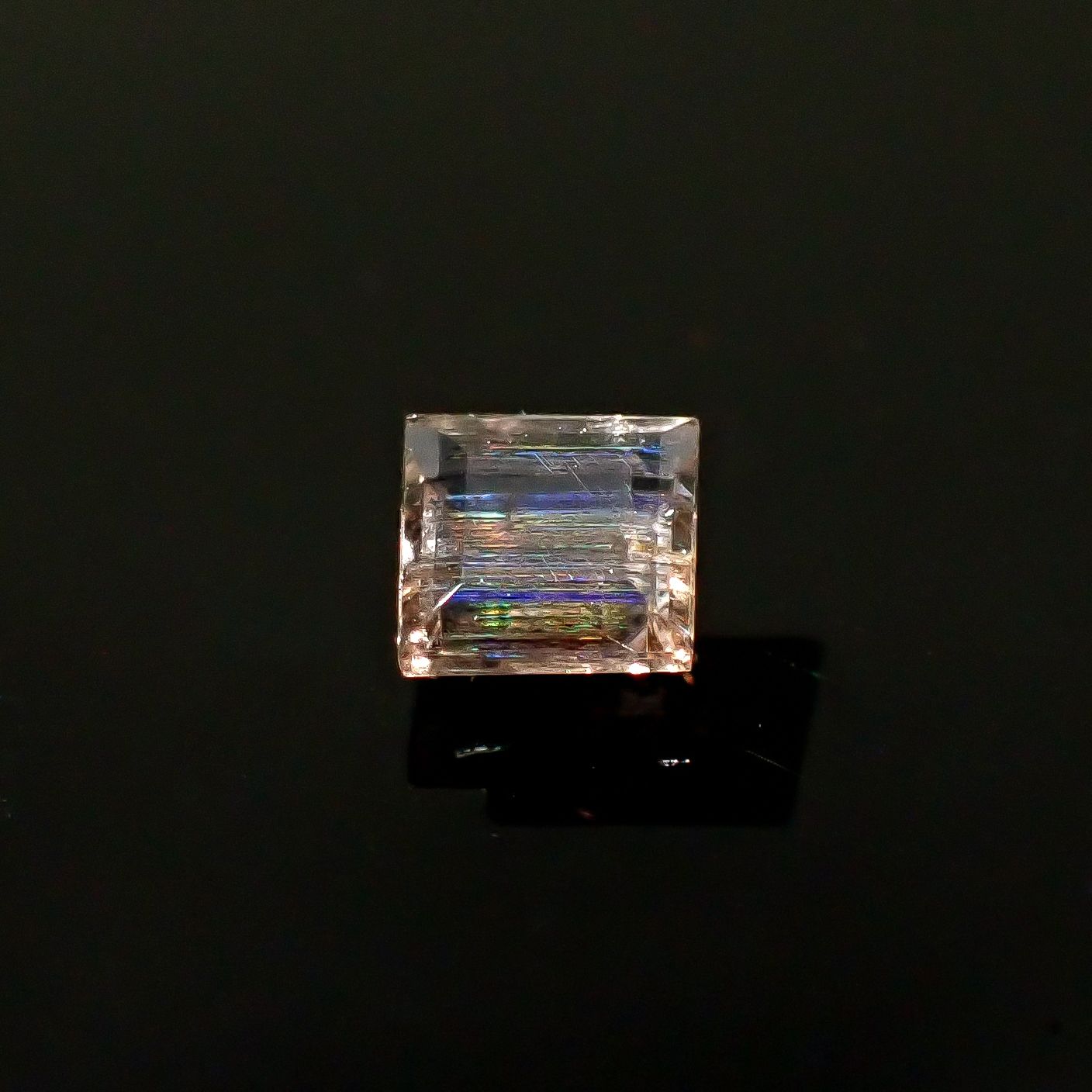 レインボースキャポライト ブラジル産 0.57ct / 5x4.9mm前後 [250931053]