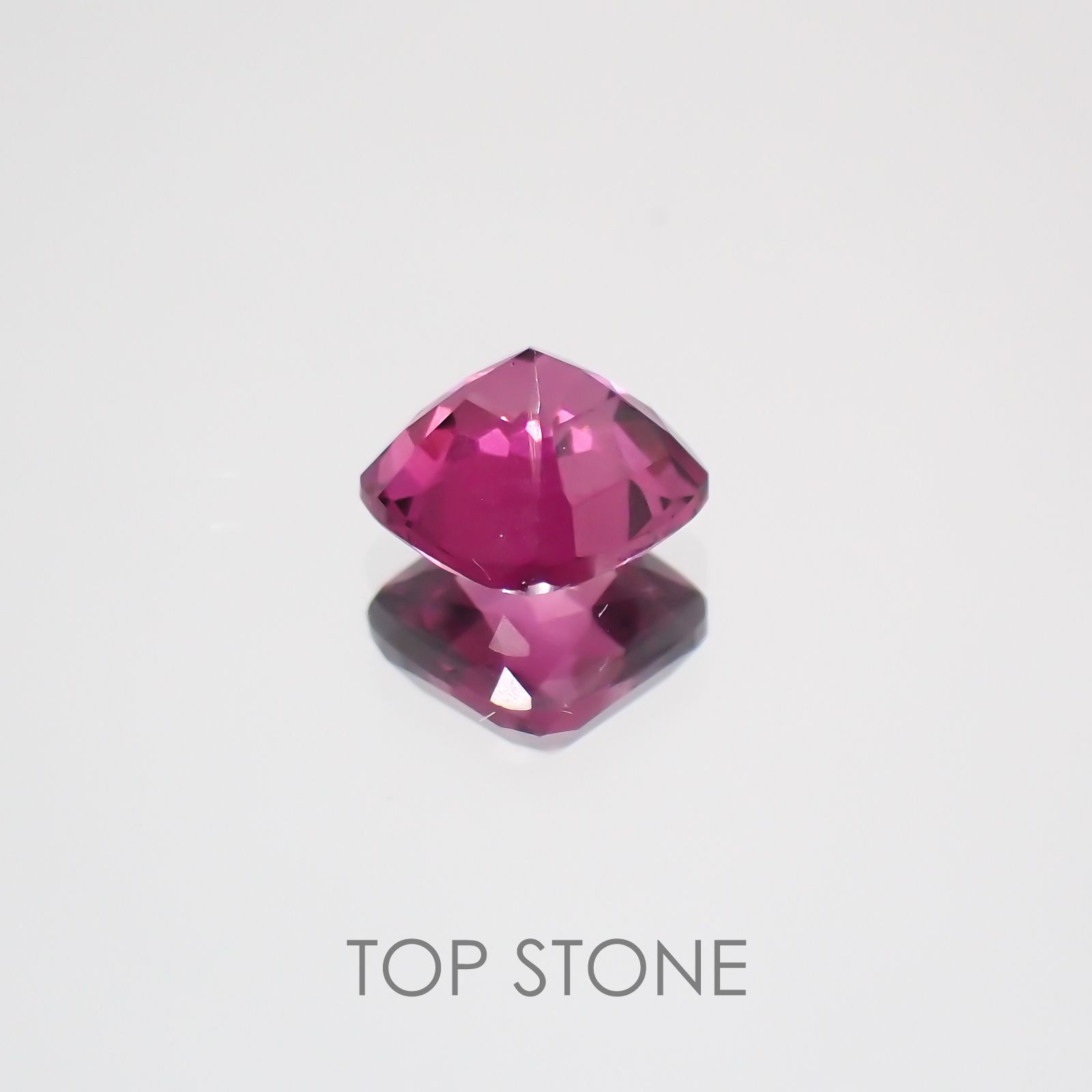 グレープガーネット ブラジル産 ルース 0.66ct[21069697]4.6×4.6mm前後