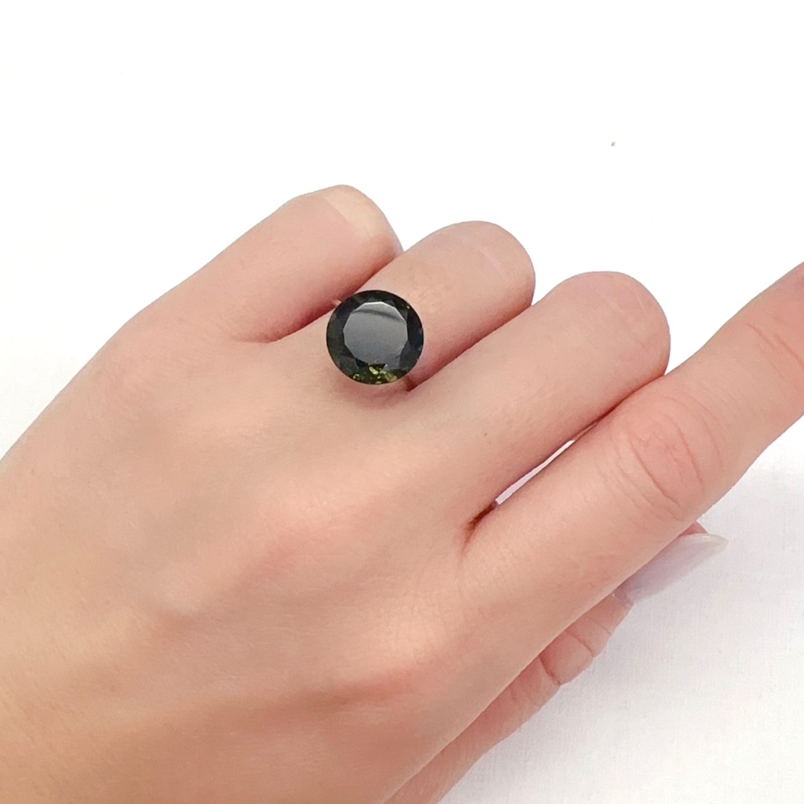 モルダバイト(宝石名モルダバイト)発見地：旧チェコスロバキア 4.87ct 識別済[231224827]11.9x11.9mm前後