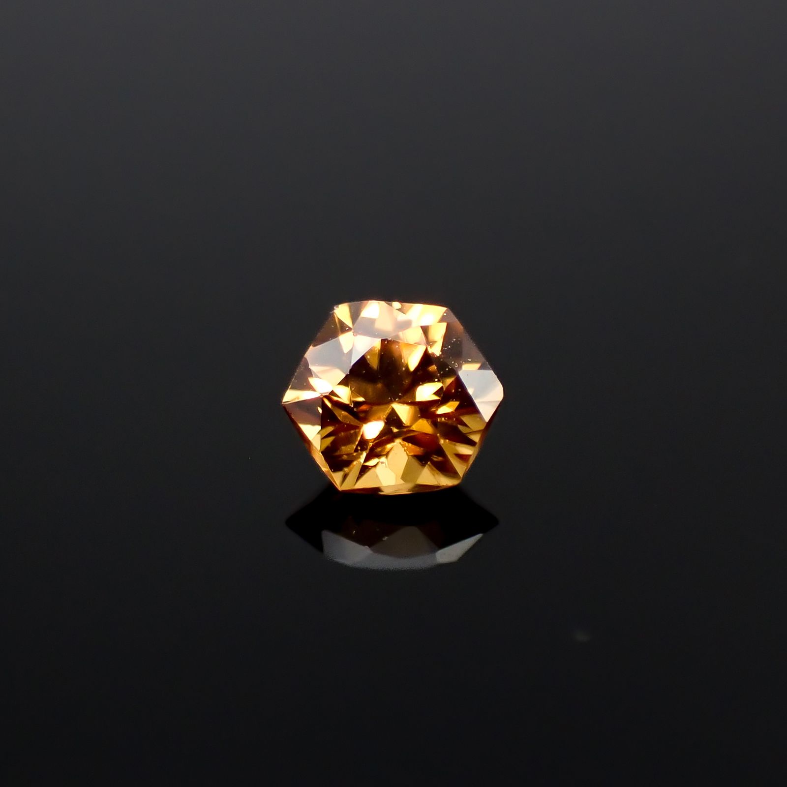 ◇ヘキサゴンカット◇オレンジジルコン(宝石名ジルコン)スリランカ/カンボジア産 0.42ct 識別済[241129492]3.8x3.8mm前後