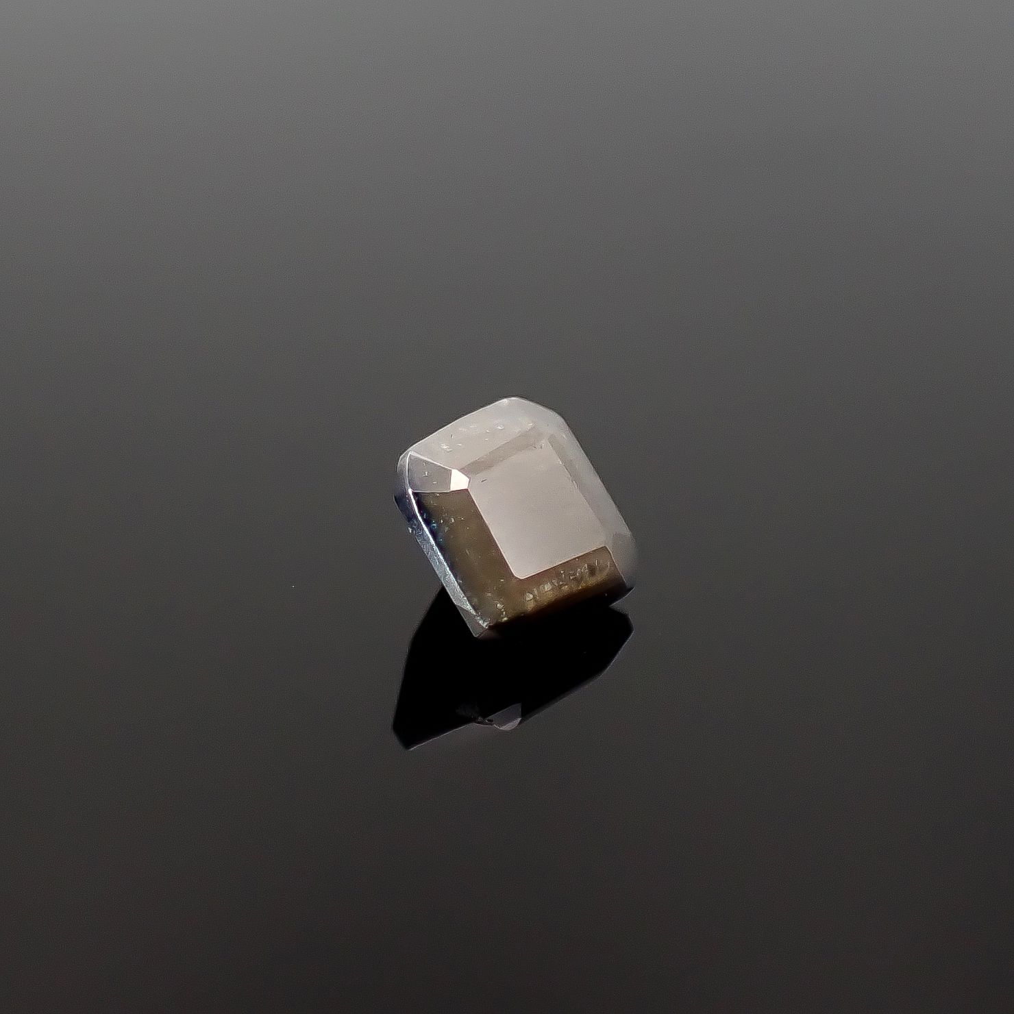 アナテース(宝石名アナテース)ノルウェー産 ソ付(日独) 0.437ct / 4.09x3.99mm前後 [260432069]