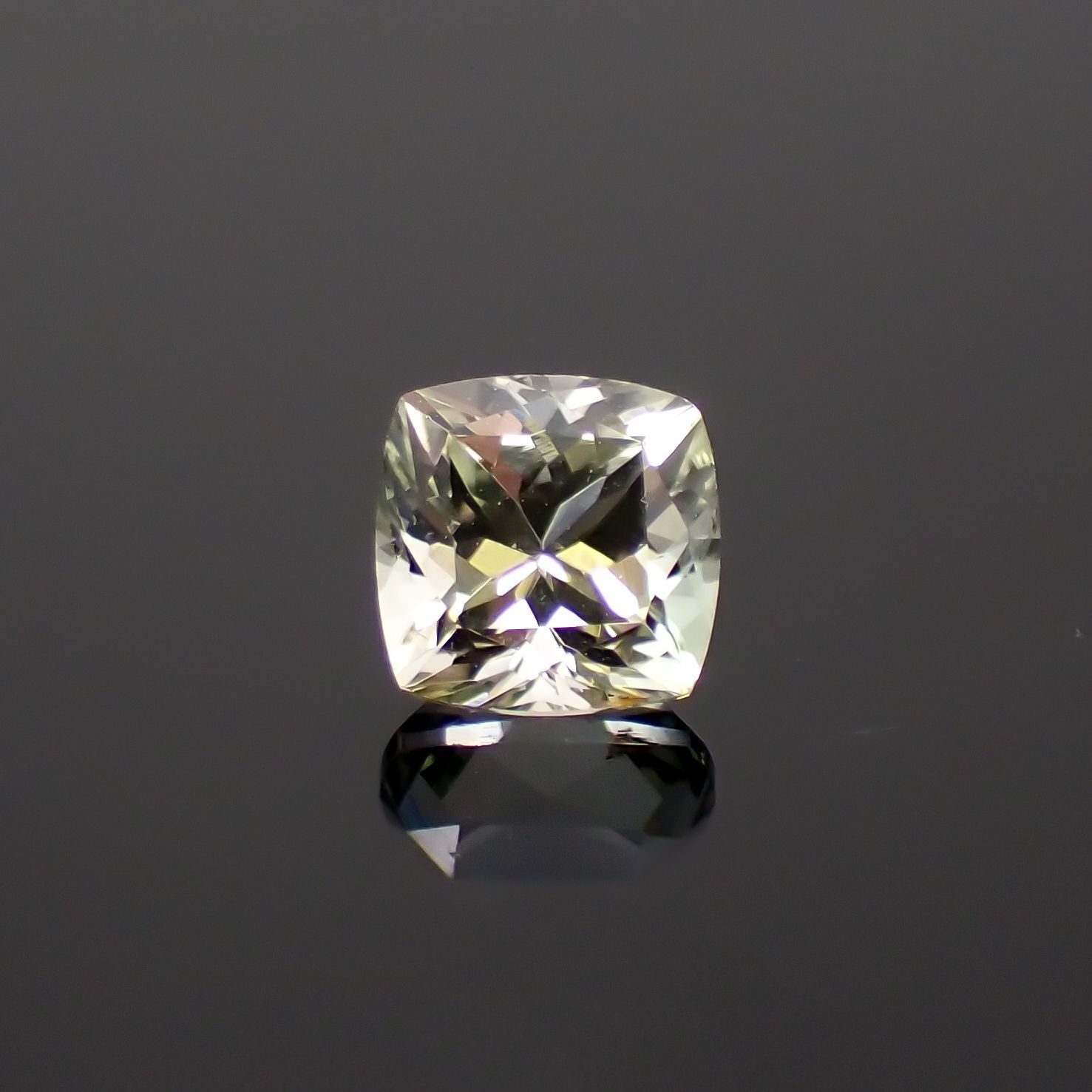 バイカラートルマリン コンゴ民主共和国産 1.06ct[230220544]5.8x5.8mm前後