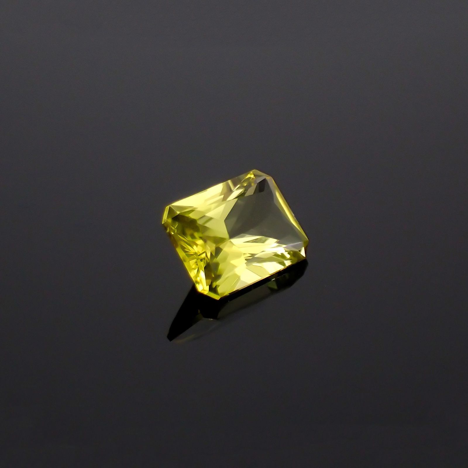 カナリートルマリン ザンビア・カナリー鉱山産 0.78ct / 6.8x4.9mm前後 [260223135]