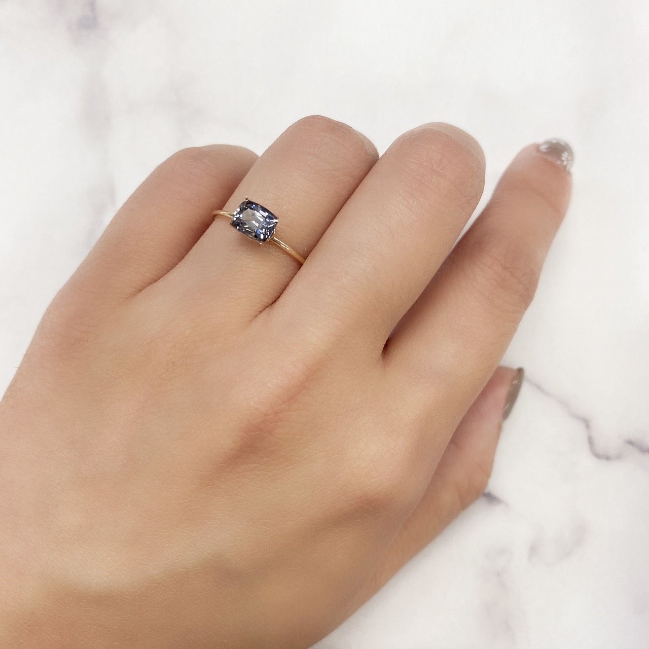 プラチナスピネル(宝石名スピネル) ビルマ産 0.975ct ソ付(彩珠)[210912849]6.3×4.9mm前後