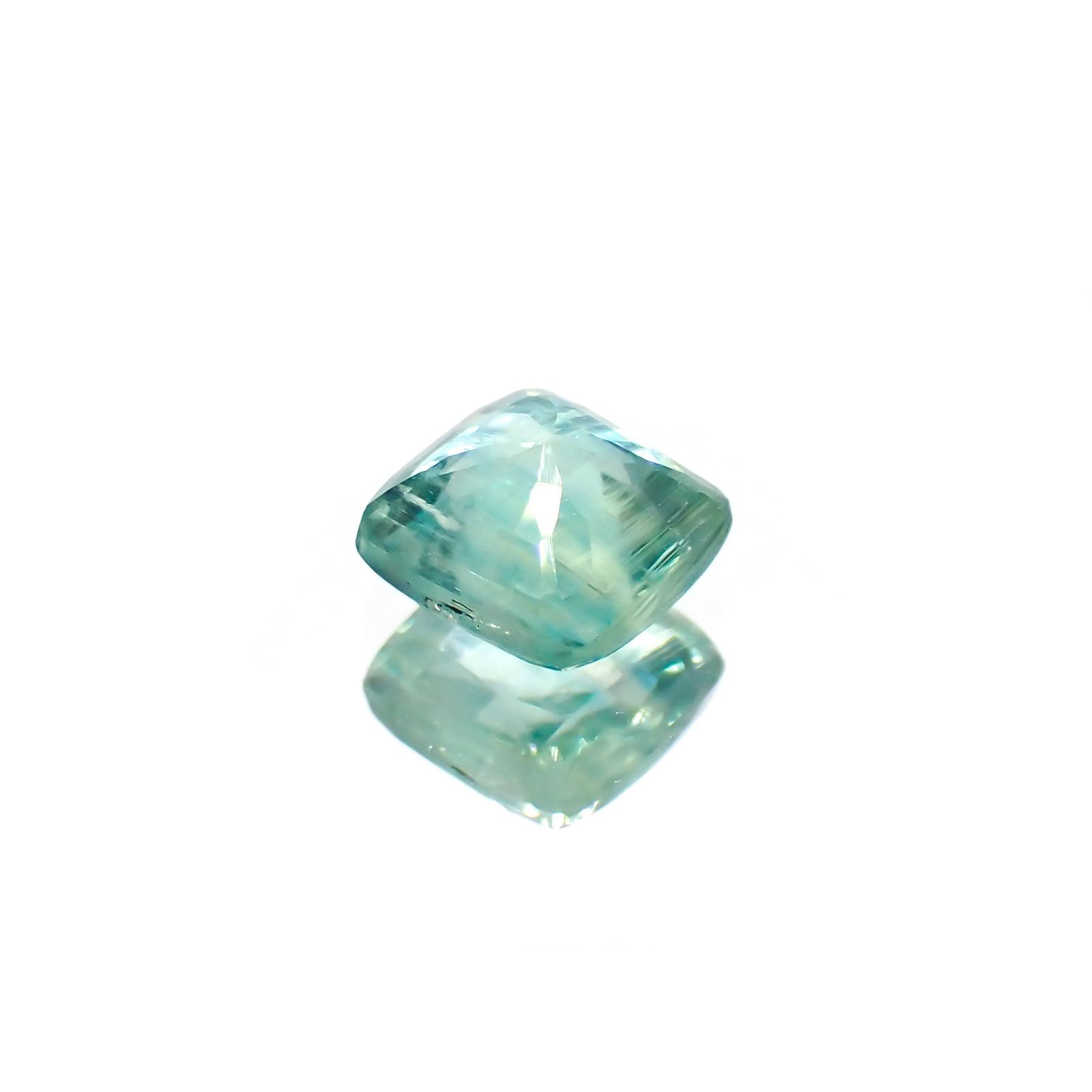 バイカラーカイヤナイト(宝石名カイヤナイト)ネパール産 識別済 1.21ct / 5.9x5.7mm前後 [260315370]