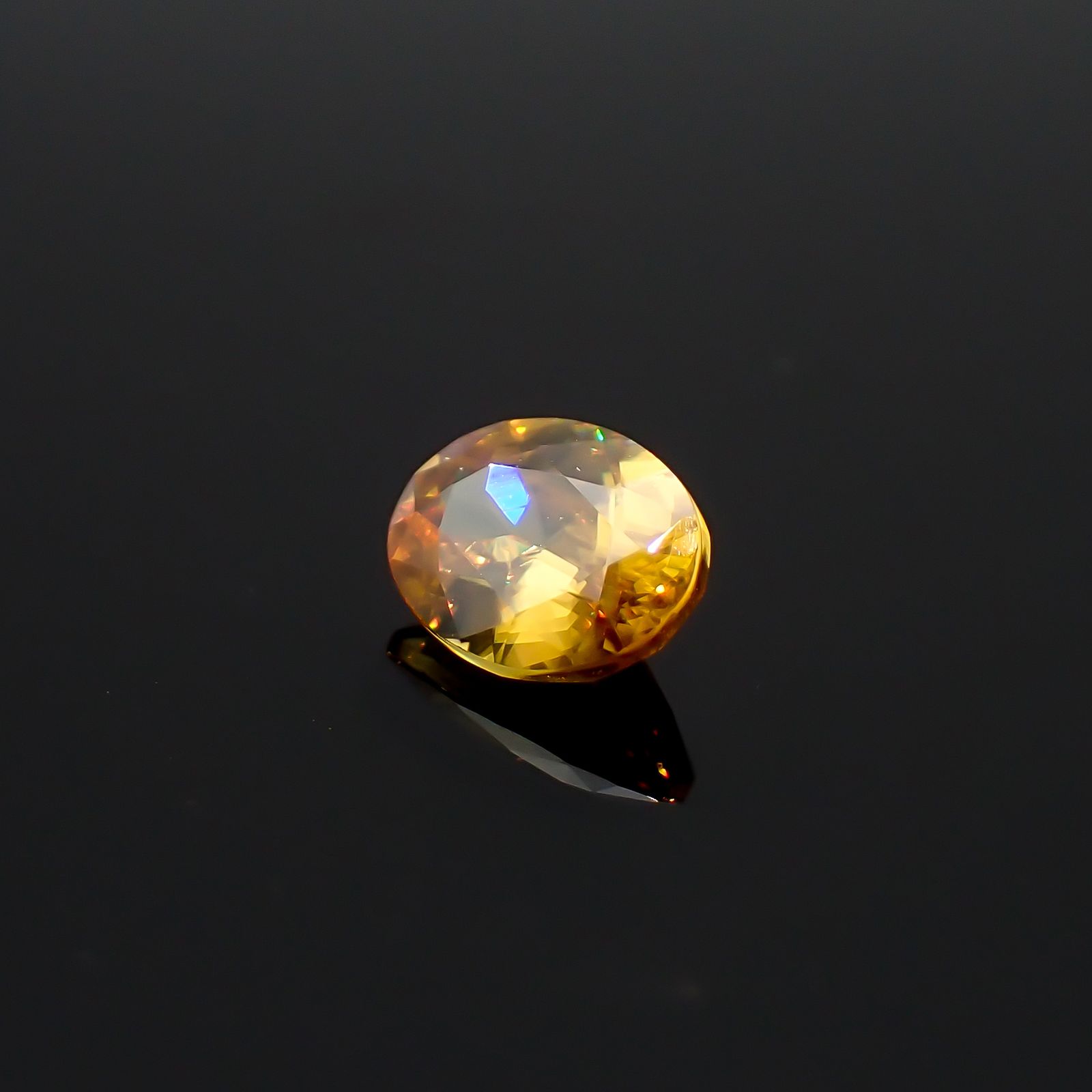 ゴールデンスフェーン マダガスカル産 0.75ct / 6.7x5mm前後 [260632354]
