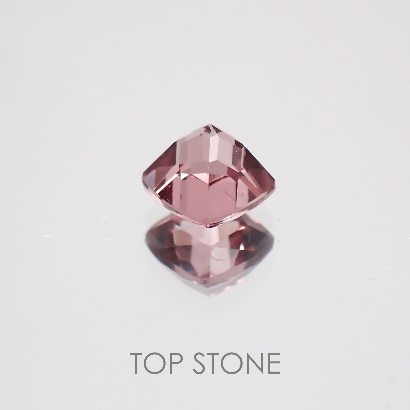 カラーチェンジマラヤガーネット タンザニア産 ルース 0.62ct[21059668]4.5×4.5mm前後