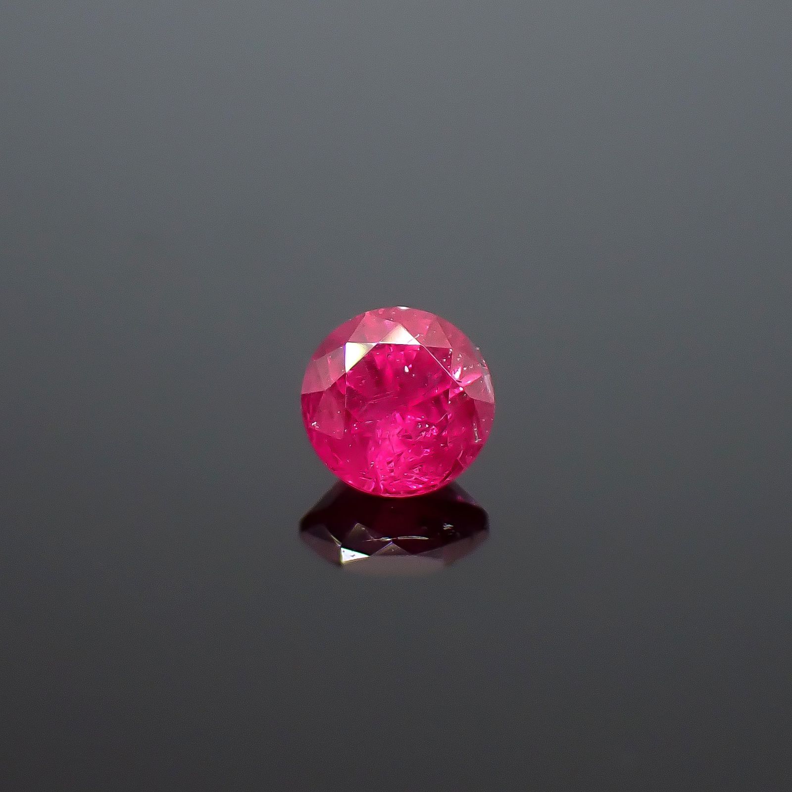 ルビー グリーンランド産 0.17ct / 3.1x3.1mm前後 [261033223]