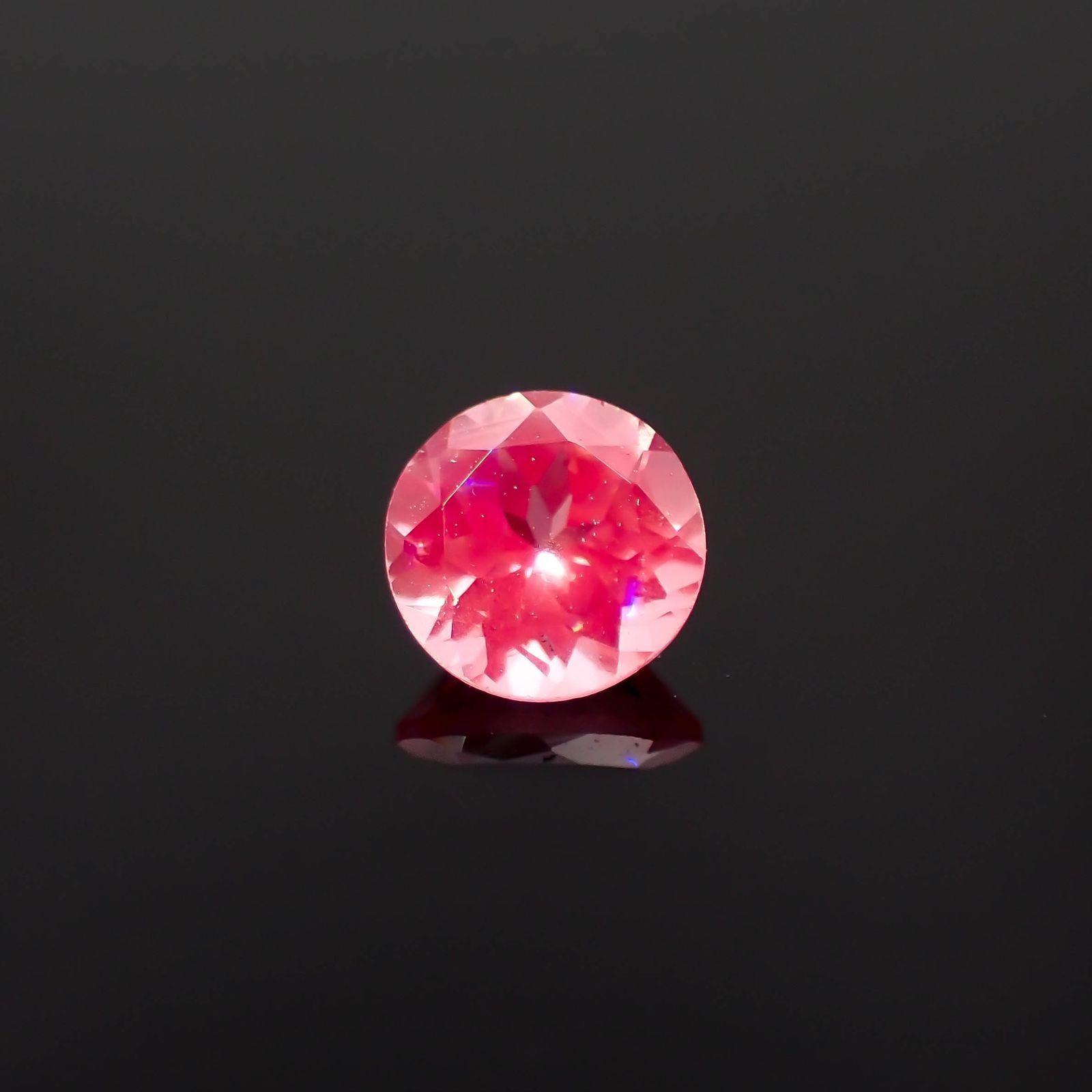 シルキーピンクスピネル タンザニア産 0.36ct / 4.3x4.3mm前後 [230421572]