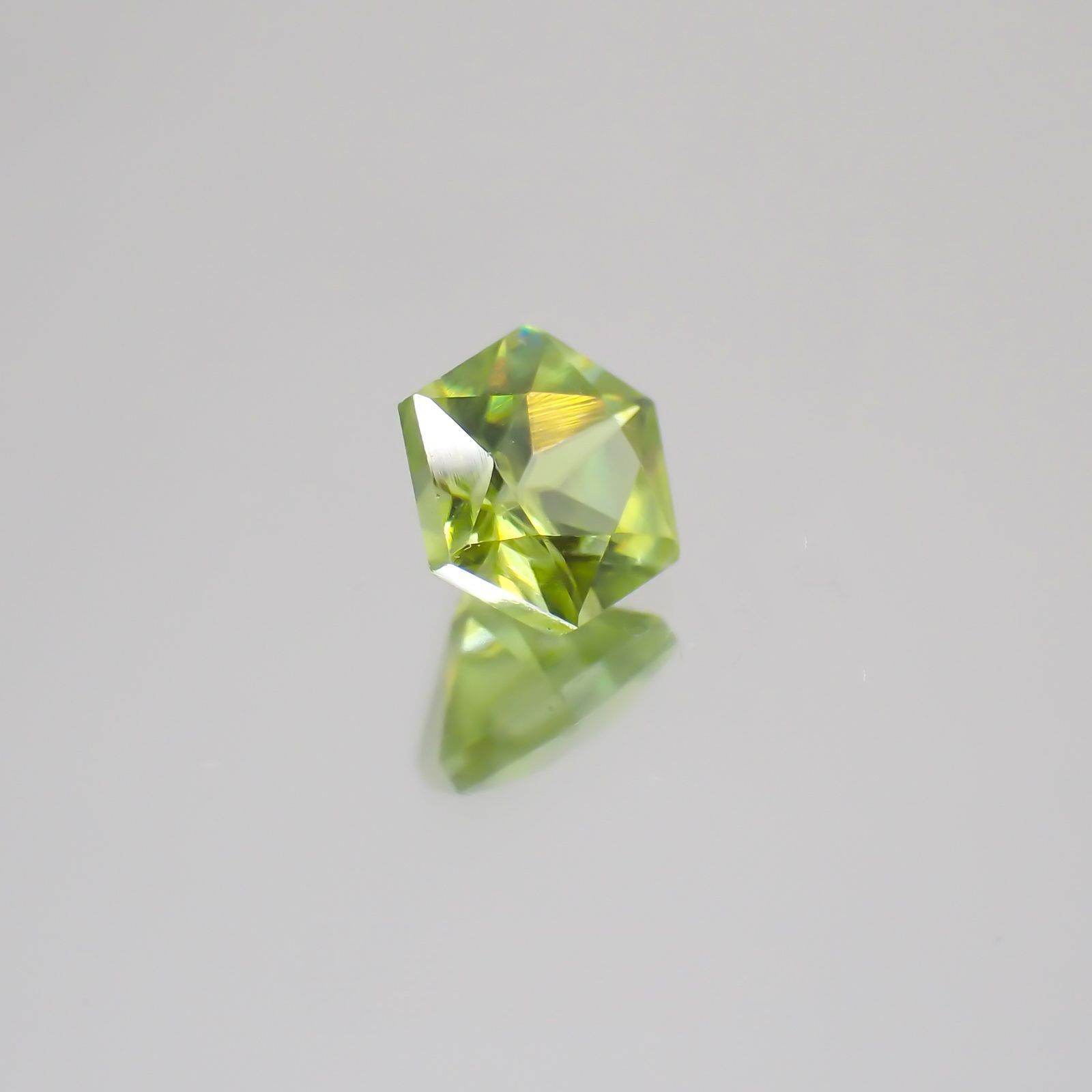 ◇ヘキサゴンカット◇スフェーン(宝石名スフェーン)マダガスカル産 0.61ct 識別済[231224437]4.9x5mm前後