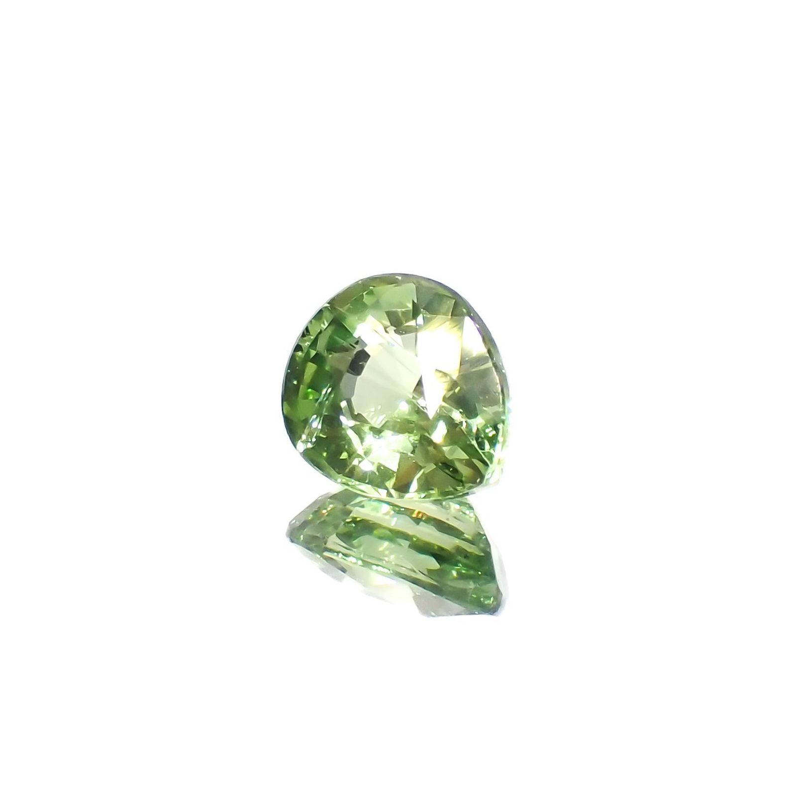 ミントガーネット(宝石名ガーネット)タンザニア産 識別済 0.81ct / 6.1x5.2mm前後 [251023067]