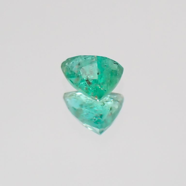 パライバトルマリン(宝石名トルマリン/別名パライバ・トルマリン) ブラジル・パライバ州バターリャ鉱山産 0.12ct 識別済[19111436]3.7×2.7mm前後