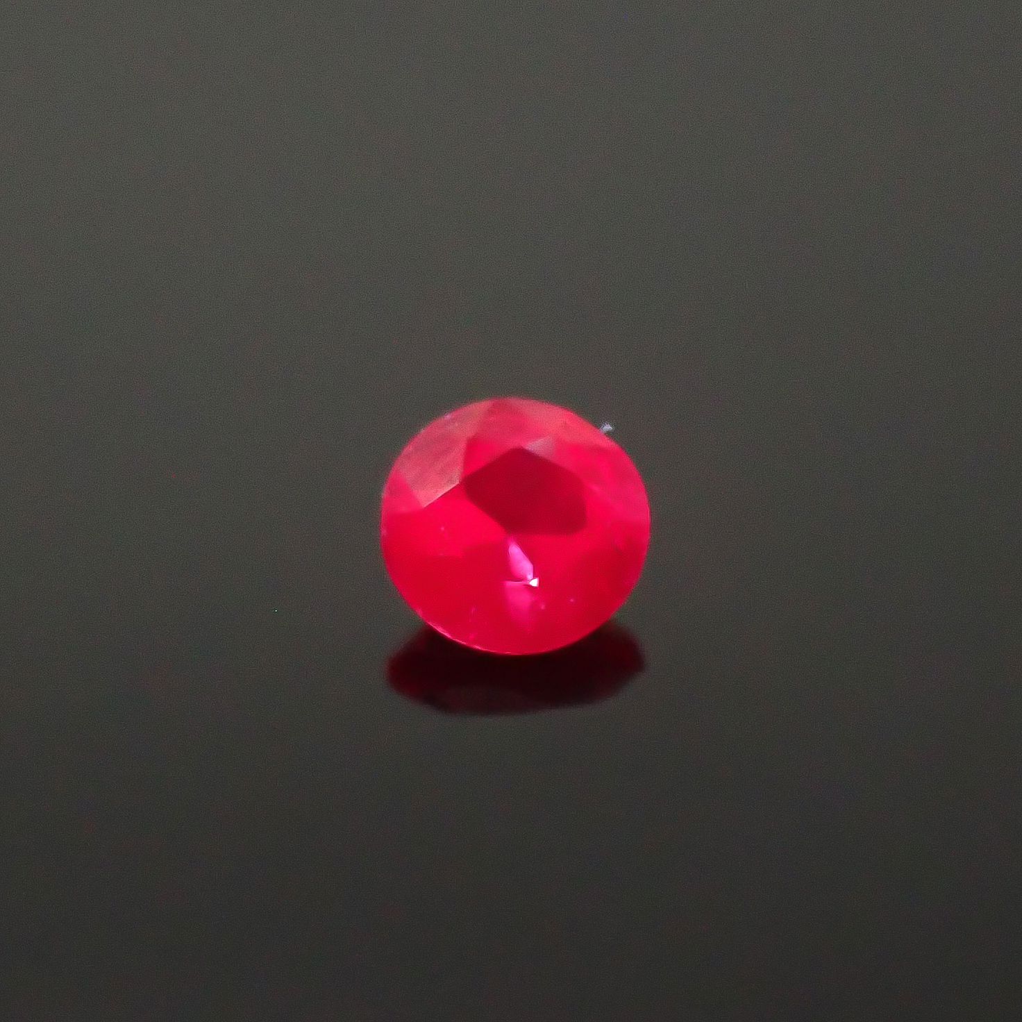 ルビー ビルマ産 0.065ct [250630614]2.4x2.4mm前後