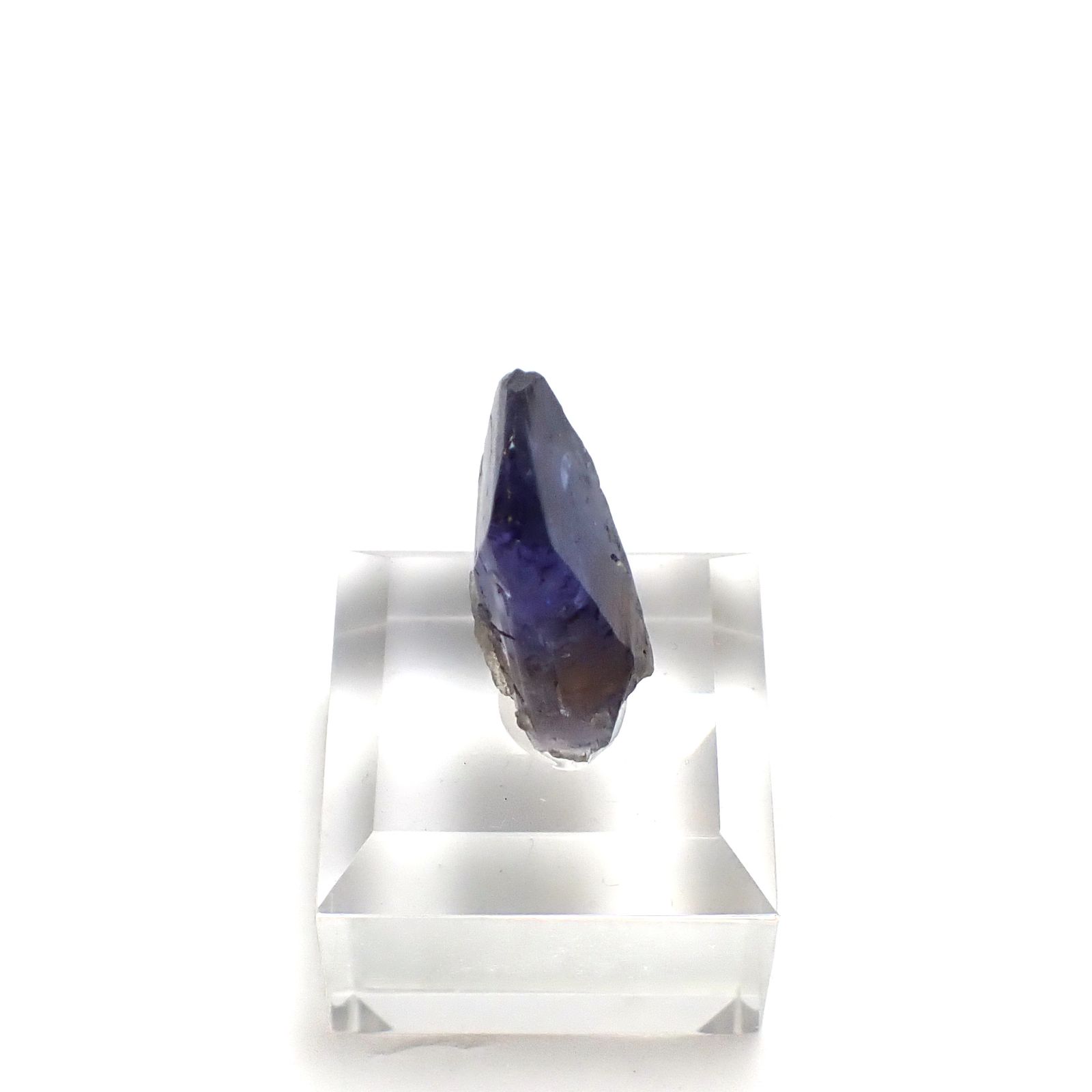 タンザナイト原石 タンザニア産 アクリル台座付き 28.38ct(5.67g) / 9.3x13.6x26.2mm前後 [260632368]