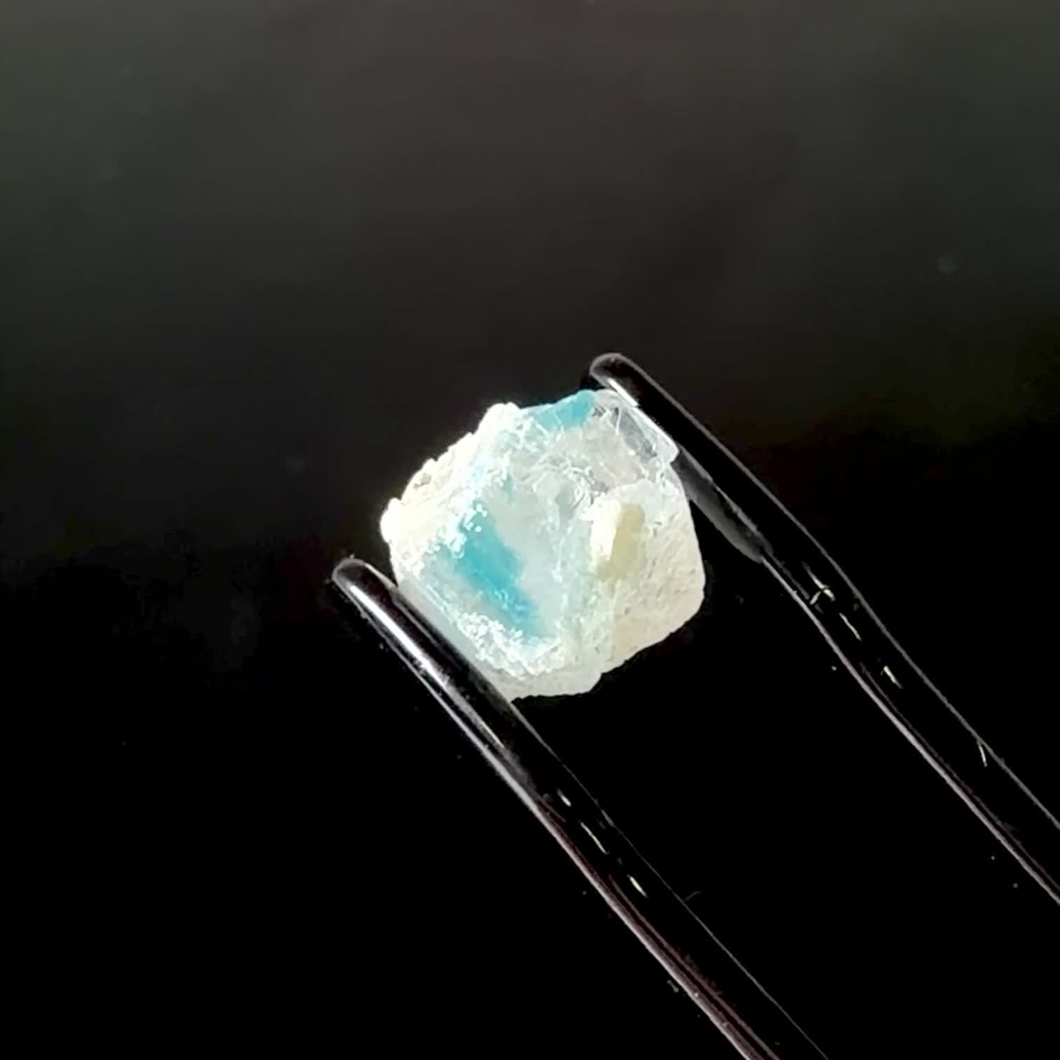 ユークレース 原石 ブラジル産 6.01ct / 10.3x9.3mm前後 [260231726