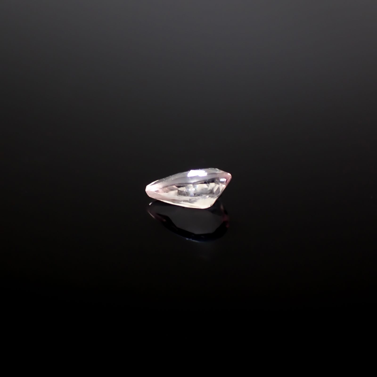 ピンクユークレース(宝石名ピンク・ユークレース)ブラジル産 ソ付(彩珠) 0.110ct / 4.2x2.6mm前後 [260532231]
