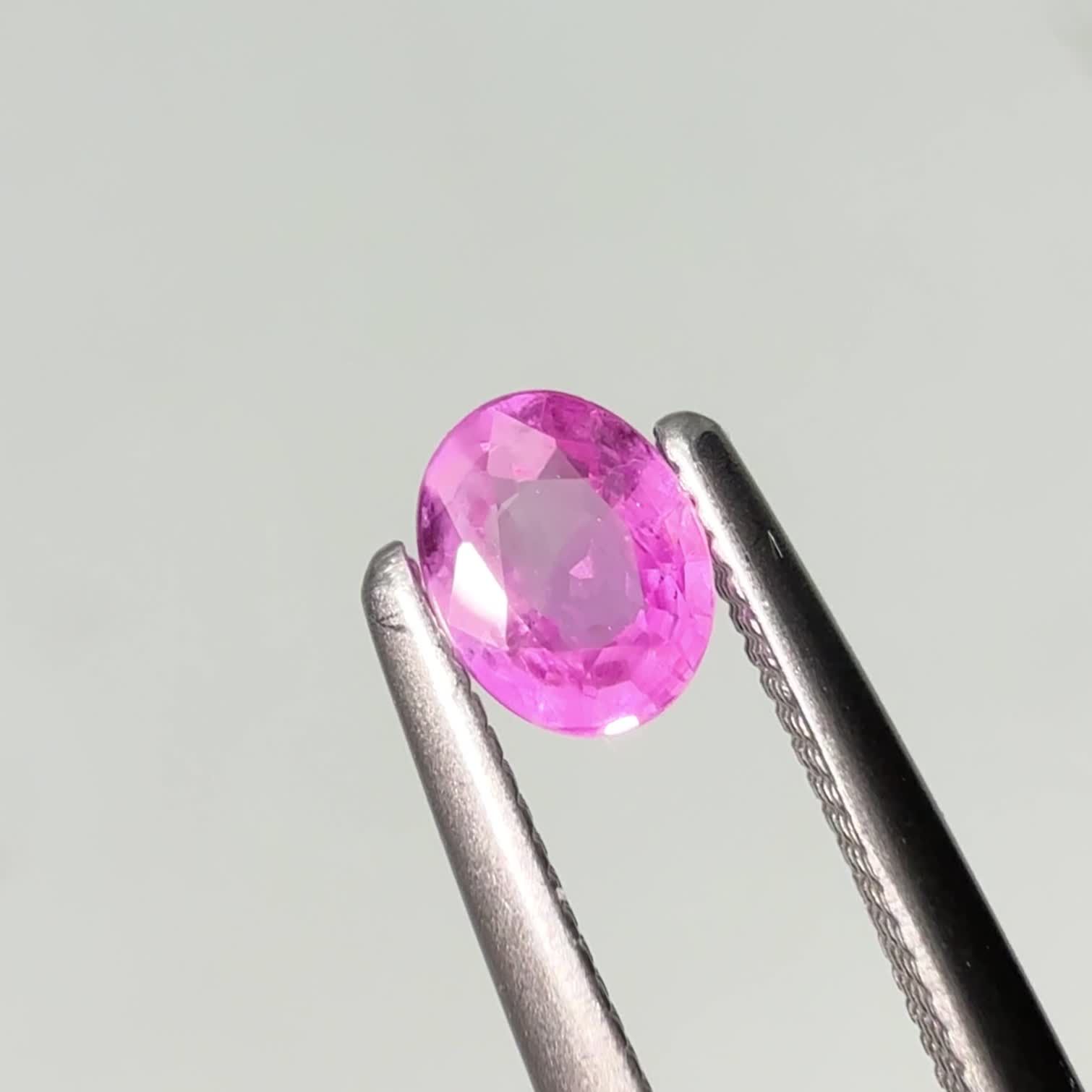 シルキーピンクサファイア 非加熱 ベトナム産 0.32ct / 4.6x3.6mm前後