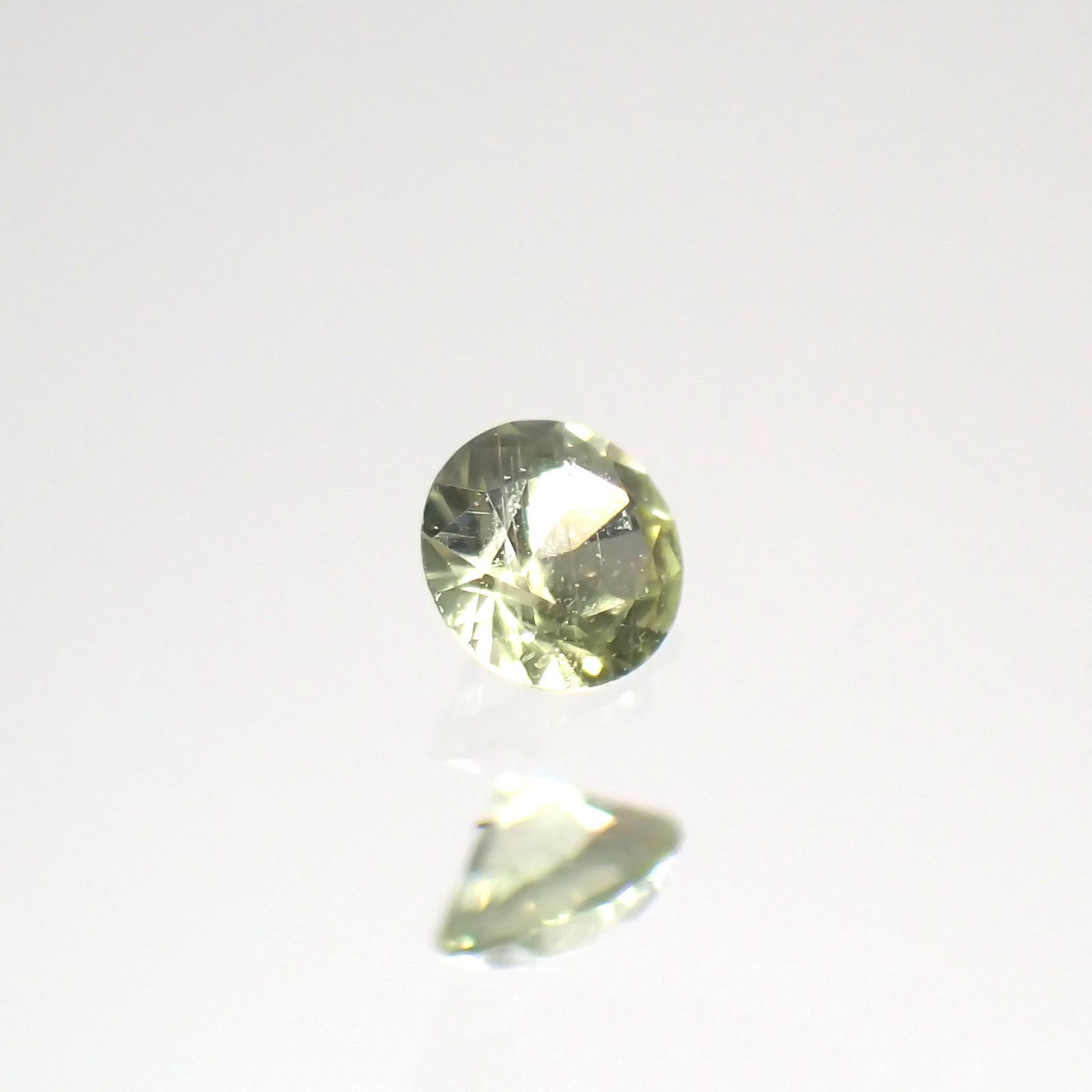 パラサイティックペリドット(宝石名ペリドット)採取地：ロシア 0.025ct 識別済[220616239]1.9x1.9mm前後
