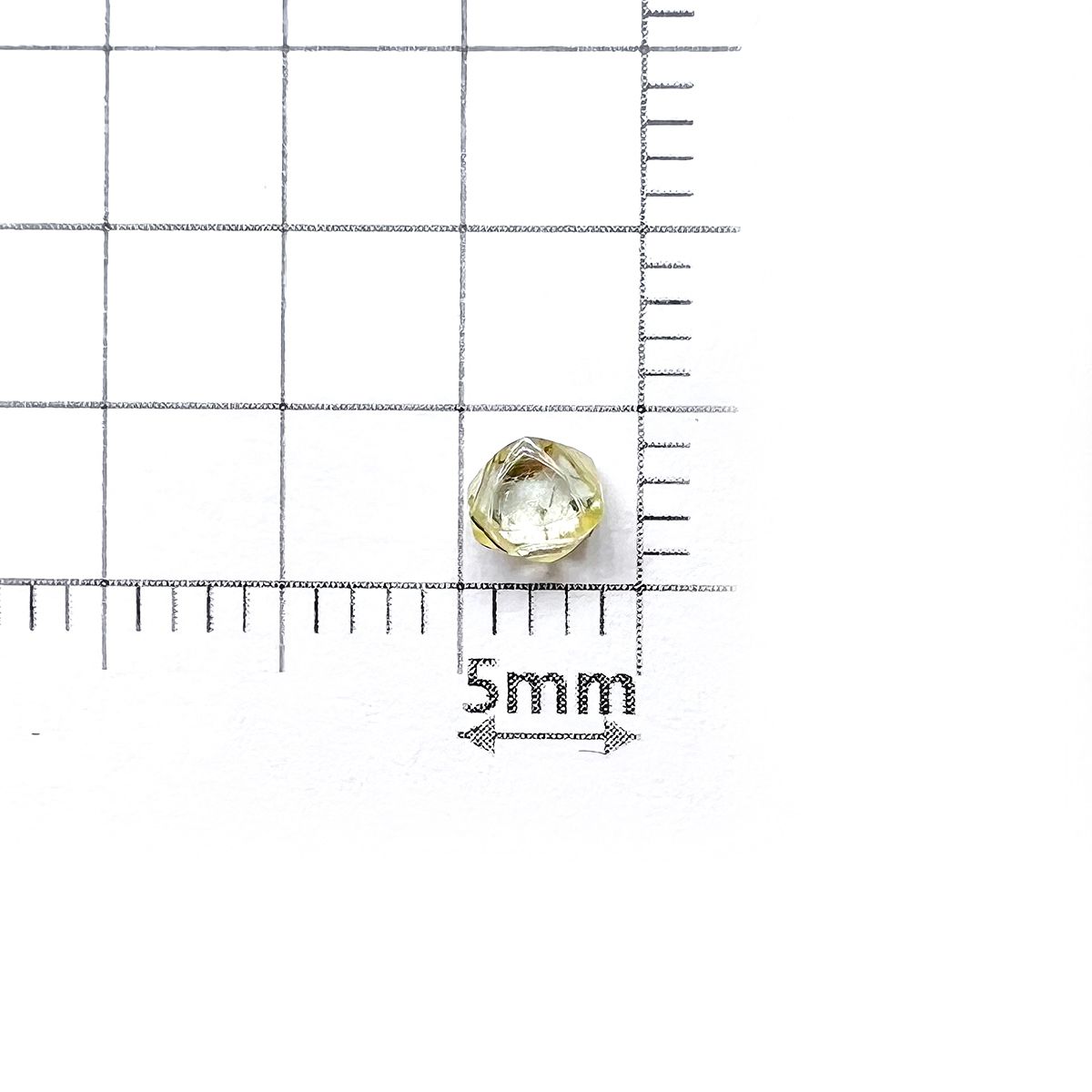 ソーヤブルダイヤモンド 原石(トライゴンあり/Trigon) ※通し穴あり(宝石名ダイアモンド) 0.33ct 識別済[230923456]4x3.9mm前後