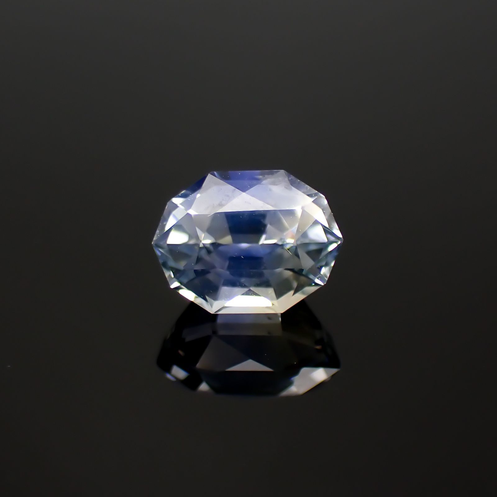 ◇カスタムカット◇アイスブルーサファイア(宝石名サファイア)スリランカ/マダガスカル産 1.90ct 識別済[220817455]7.5x5.6mm前後