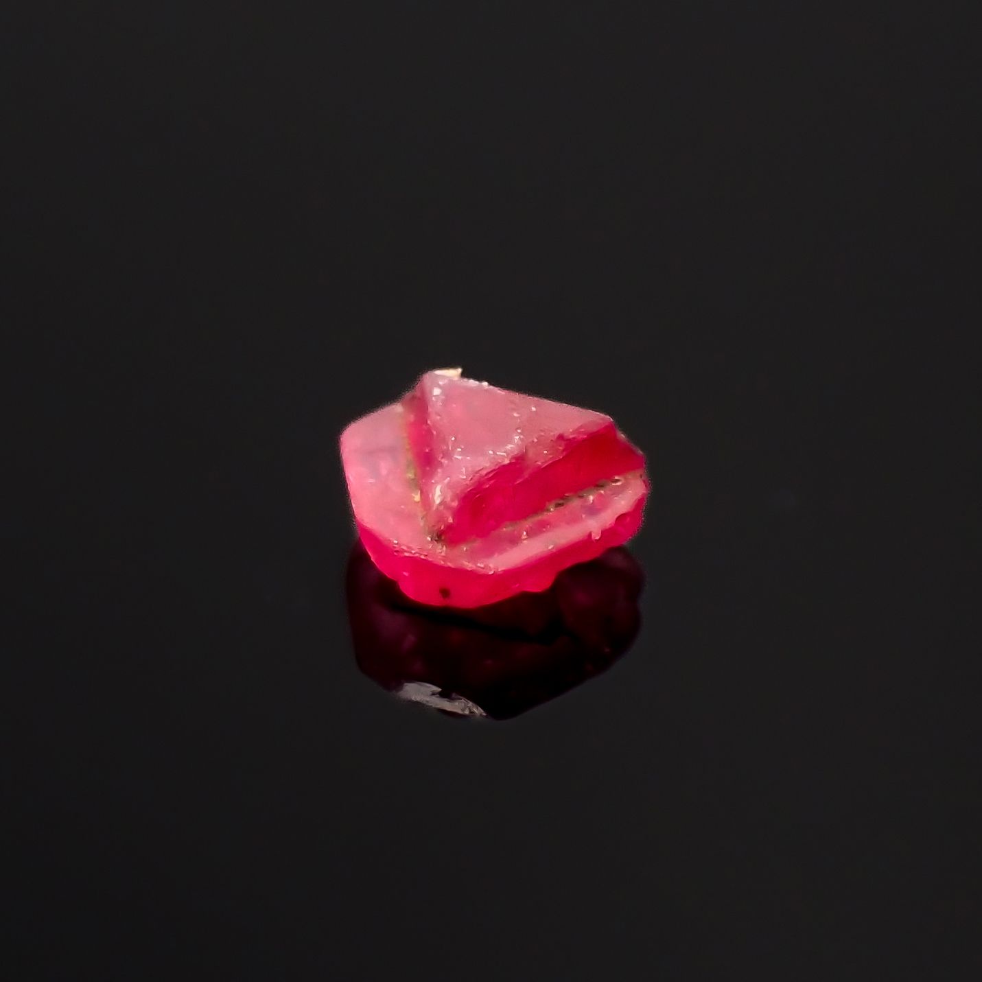 ツインクリスタルスピネル(スピネル式双晶）原石 ビルマ産 0.068ct[231124054]2.7x2.8mm前後