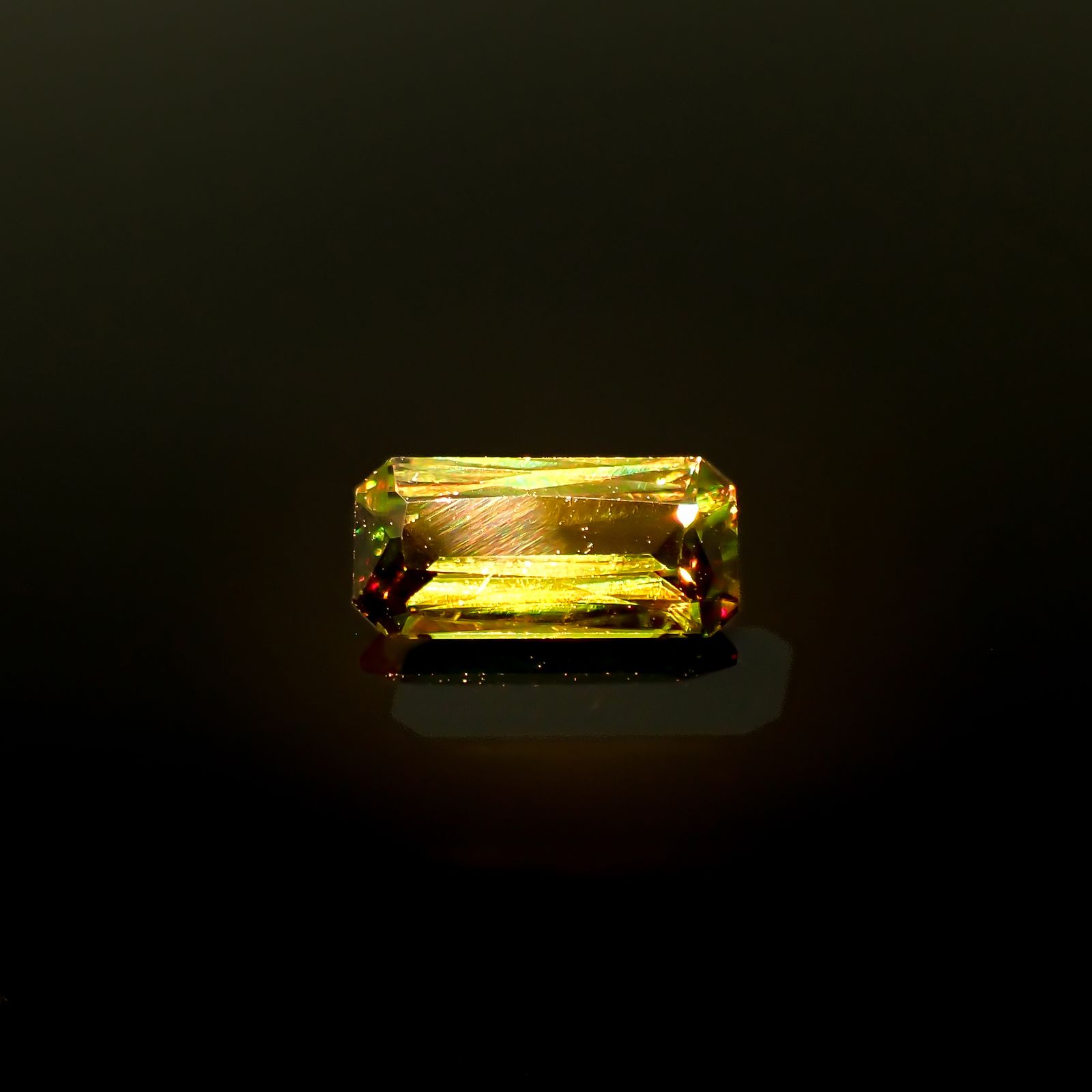 カラーチェンジスフェーン パキスタン産 0.80ct[231224765]8.3x4mm前後